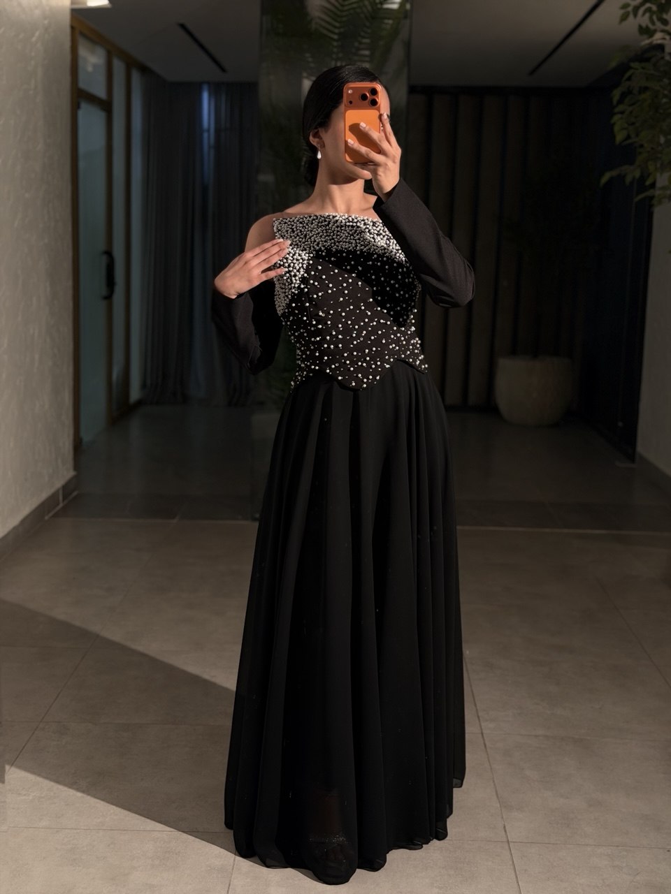 فستان سهرة أسود فاخر بتصميم كورسيه مرصع