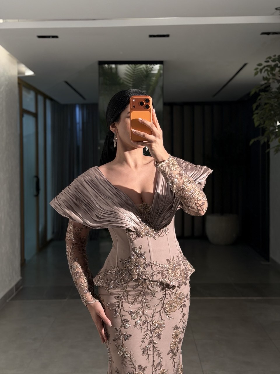 فستان  سهرة بيج ملكي بتطريز ذهبي