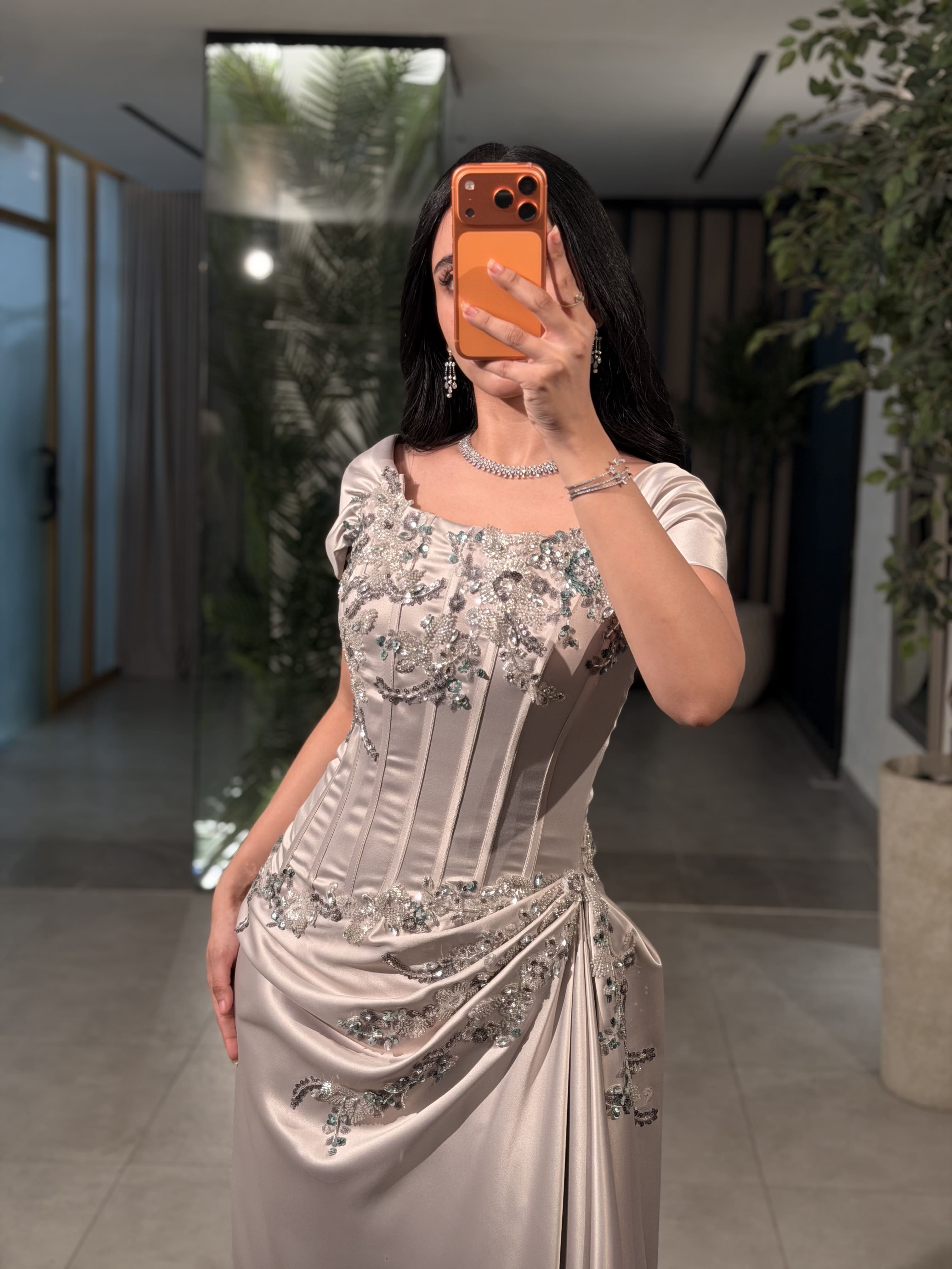 فستان سهرة فضي ساتان طويل كورسيه تطريز وفصوص