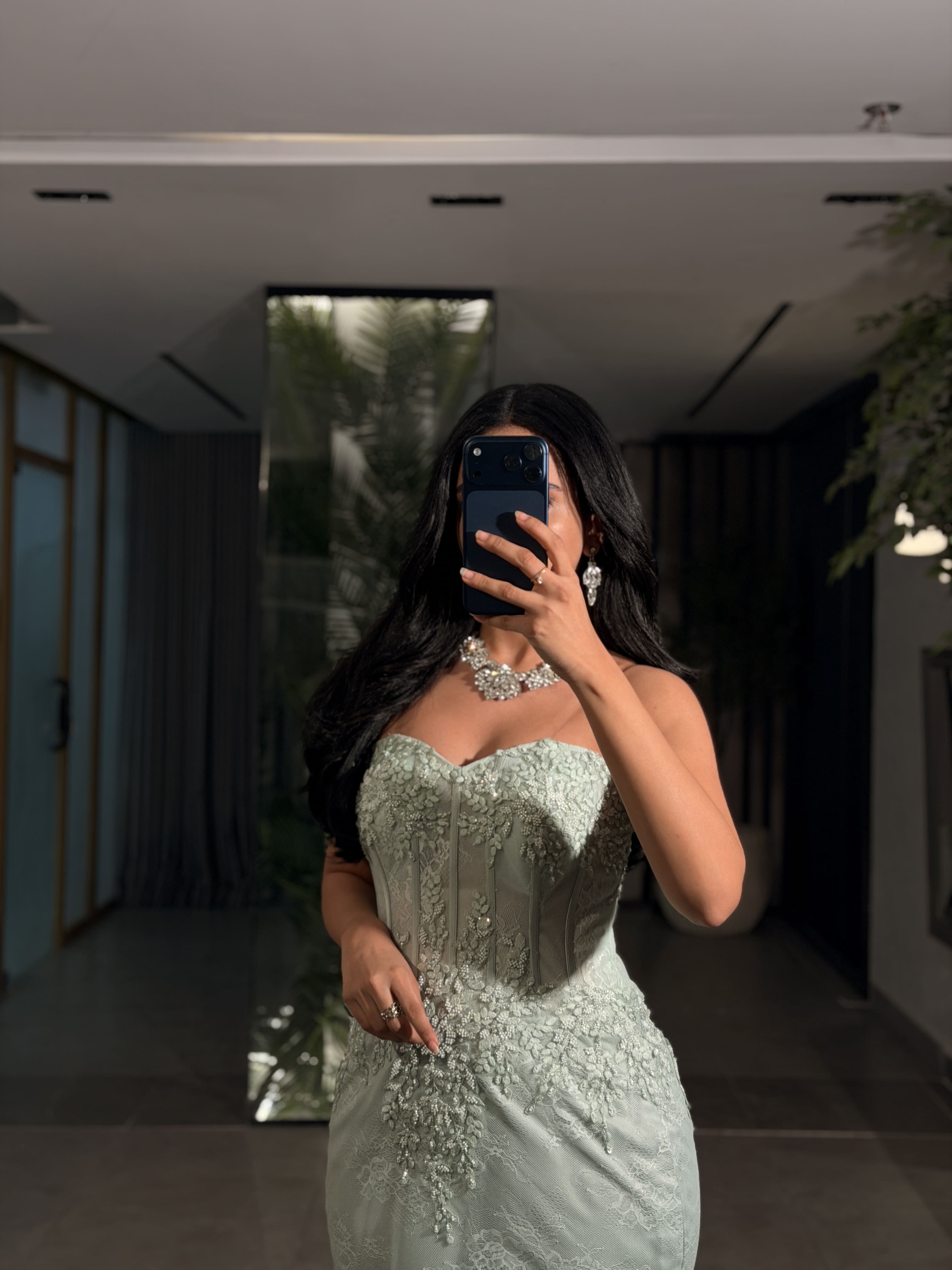 فستان سهرة دانتيل مزخرف  ذيل خفيف 