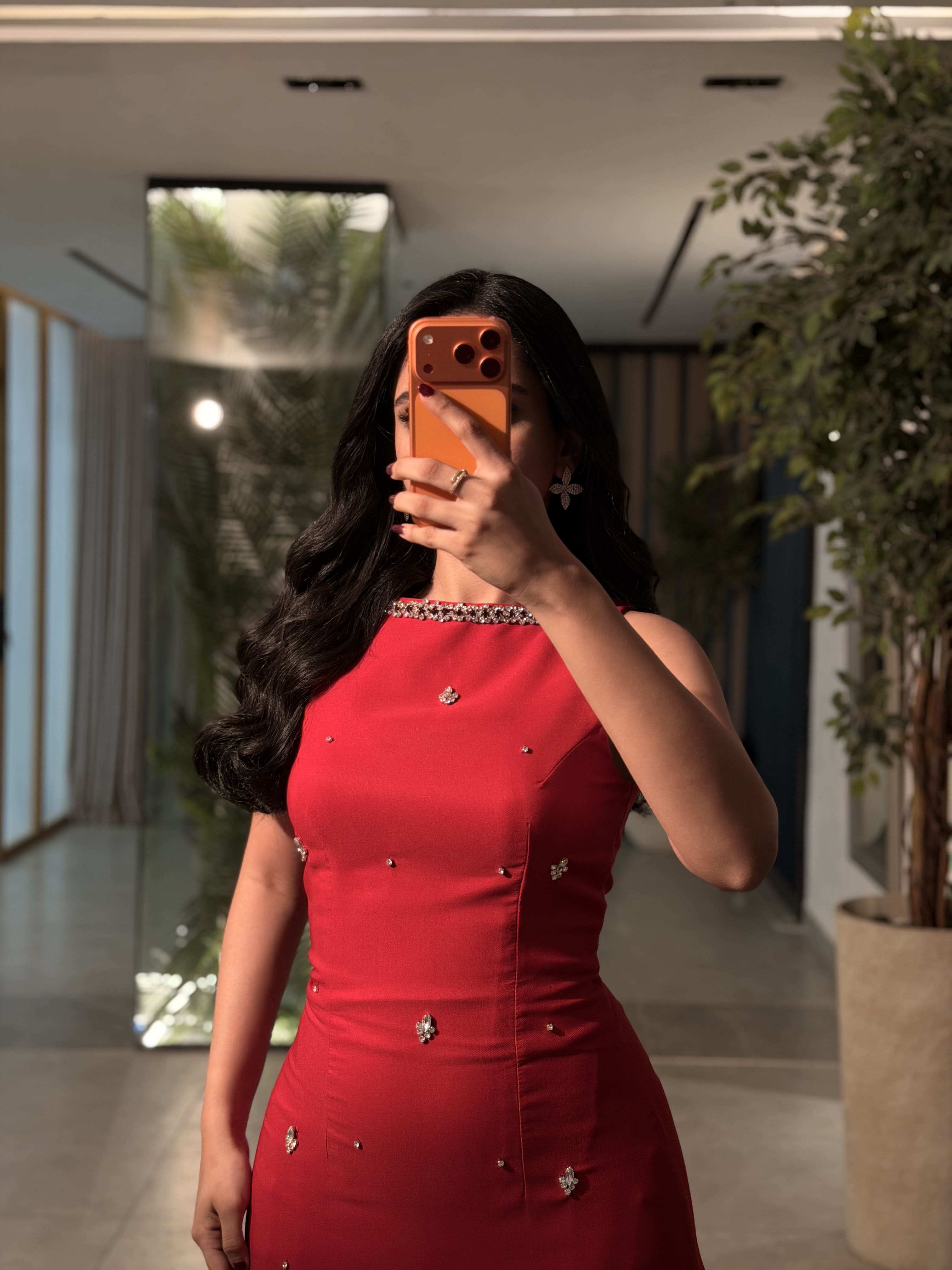 فستان سهرة أحمر ميدي كريب فصوص بياقة مرصعة وكشكش