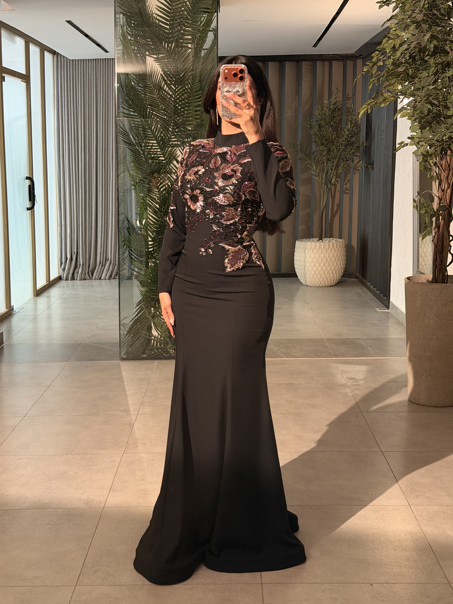 فستان سهرة أسود طويل تطريز وردي ذهبي أكمام طويلة ياقة عالية