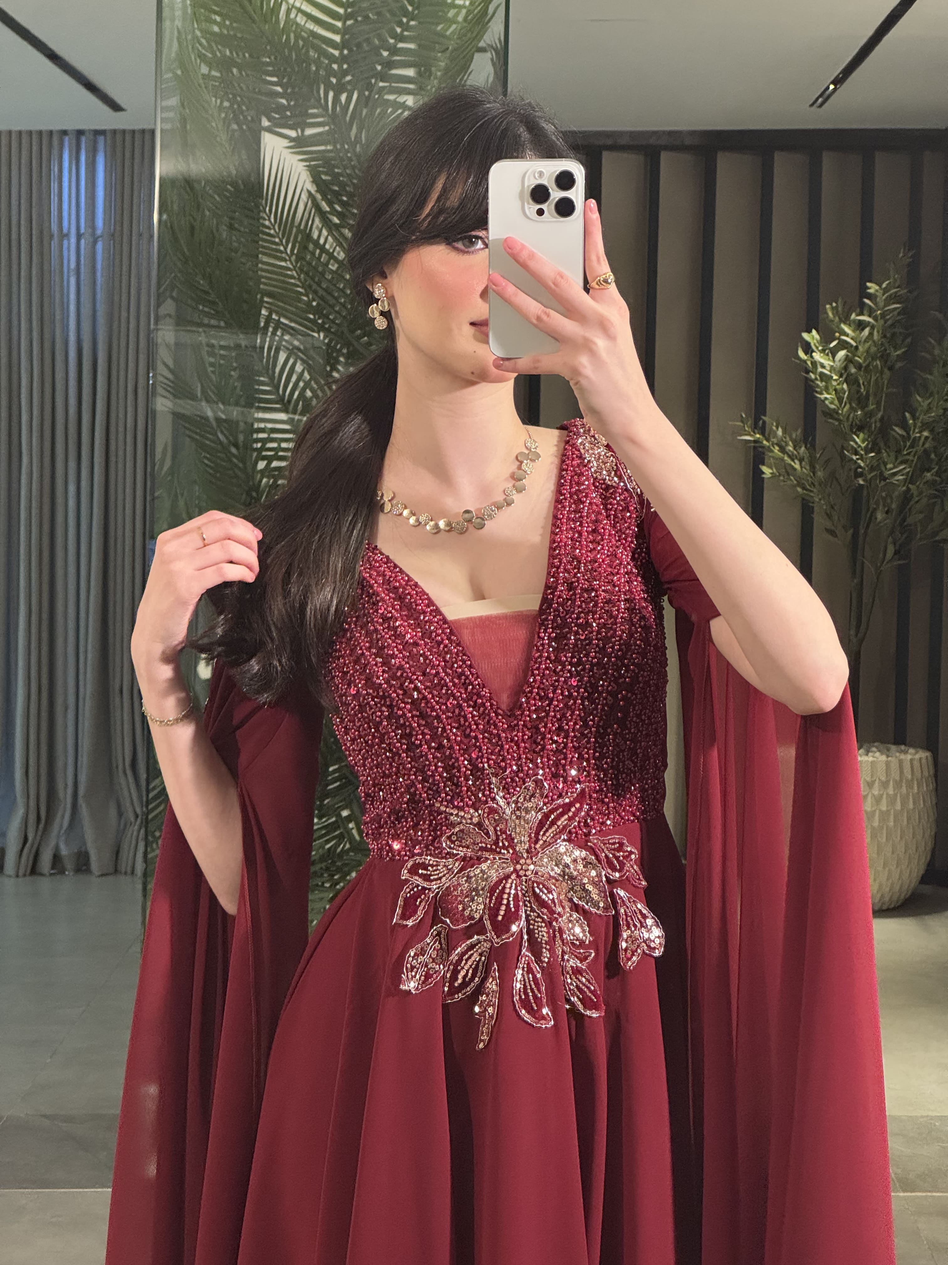 فستان سهرة عنابي طويل شيفون بترتر وكاب