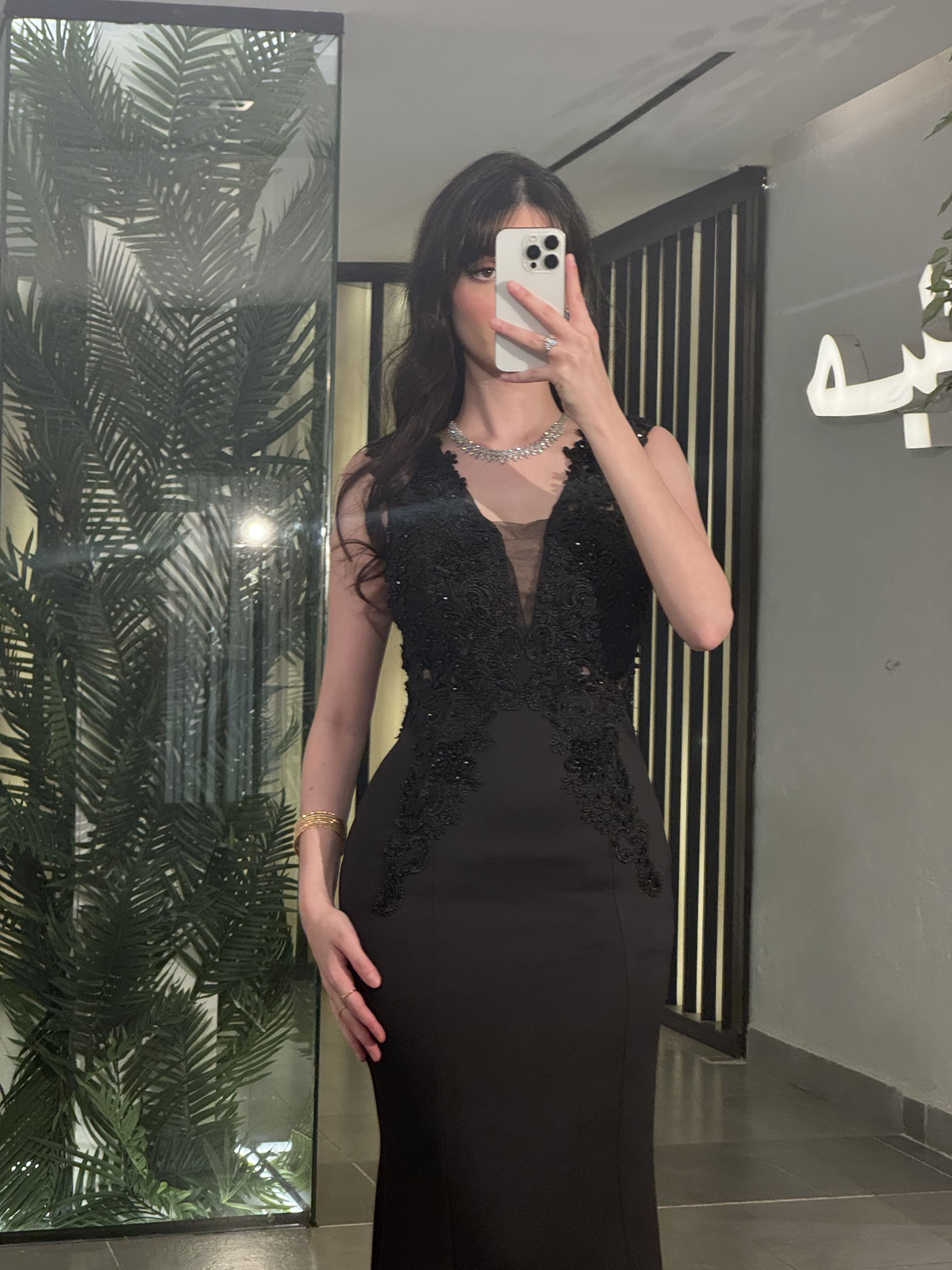 فستان أسود ميرميد بتطريز دانتيل وفتحة صدر شفافة