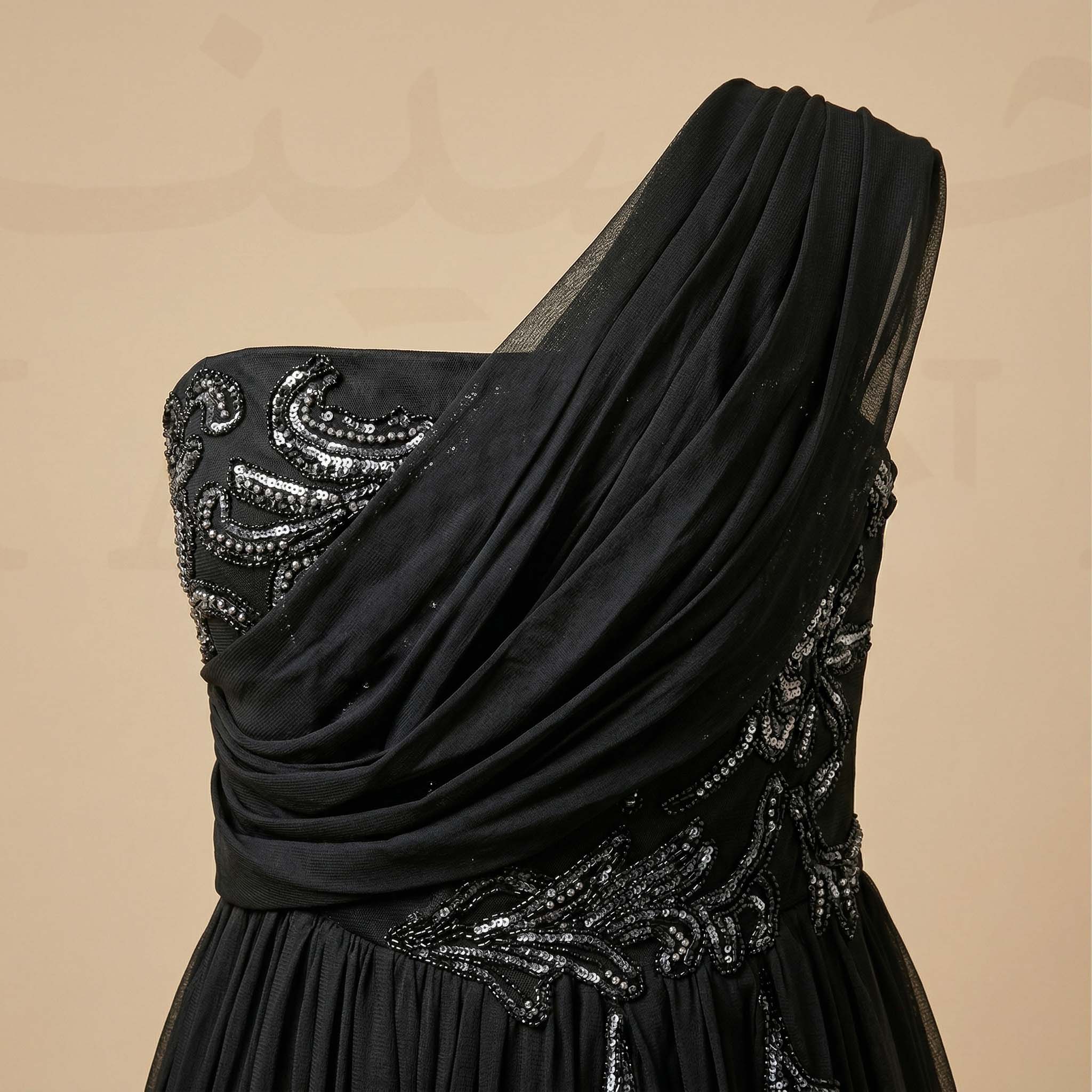 فستان سهرة أسود أنيق بتصميم كتف واحد