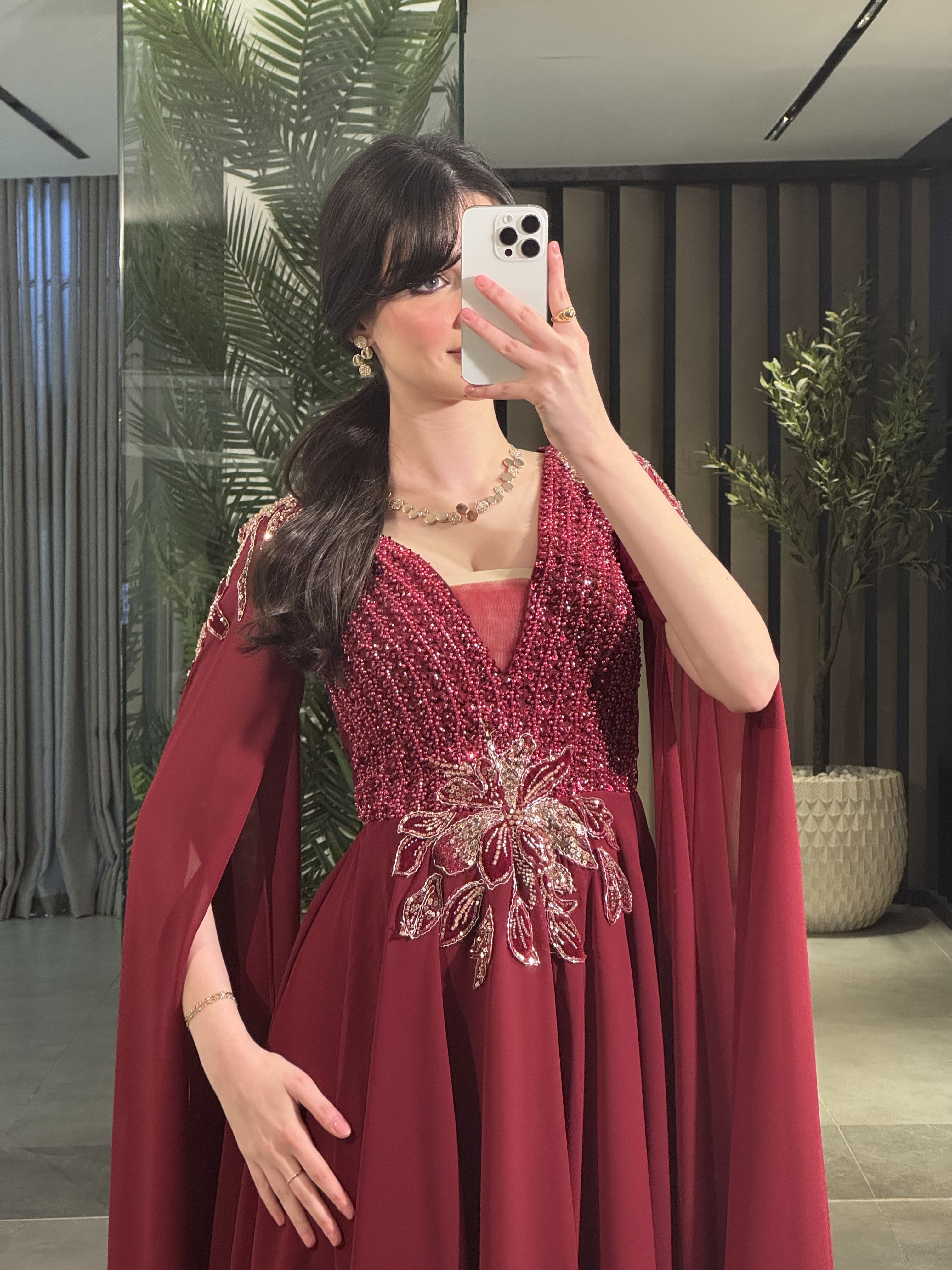 فستان سهرة عنابي طويل شيفون بترتر وكاب