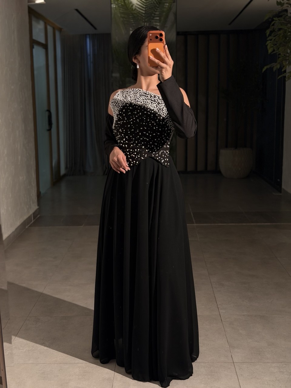 فستان سهرة أسود فاخر بتصميم كورسيه مرصع