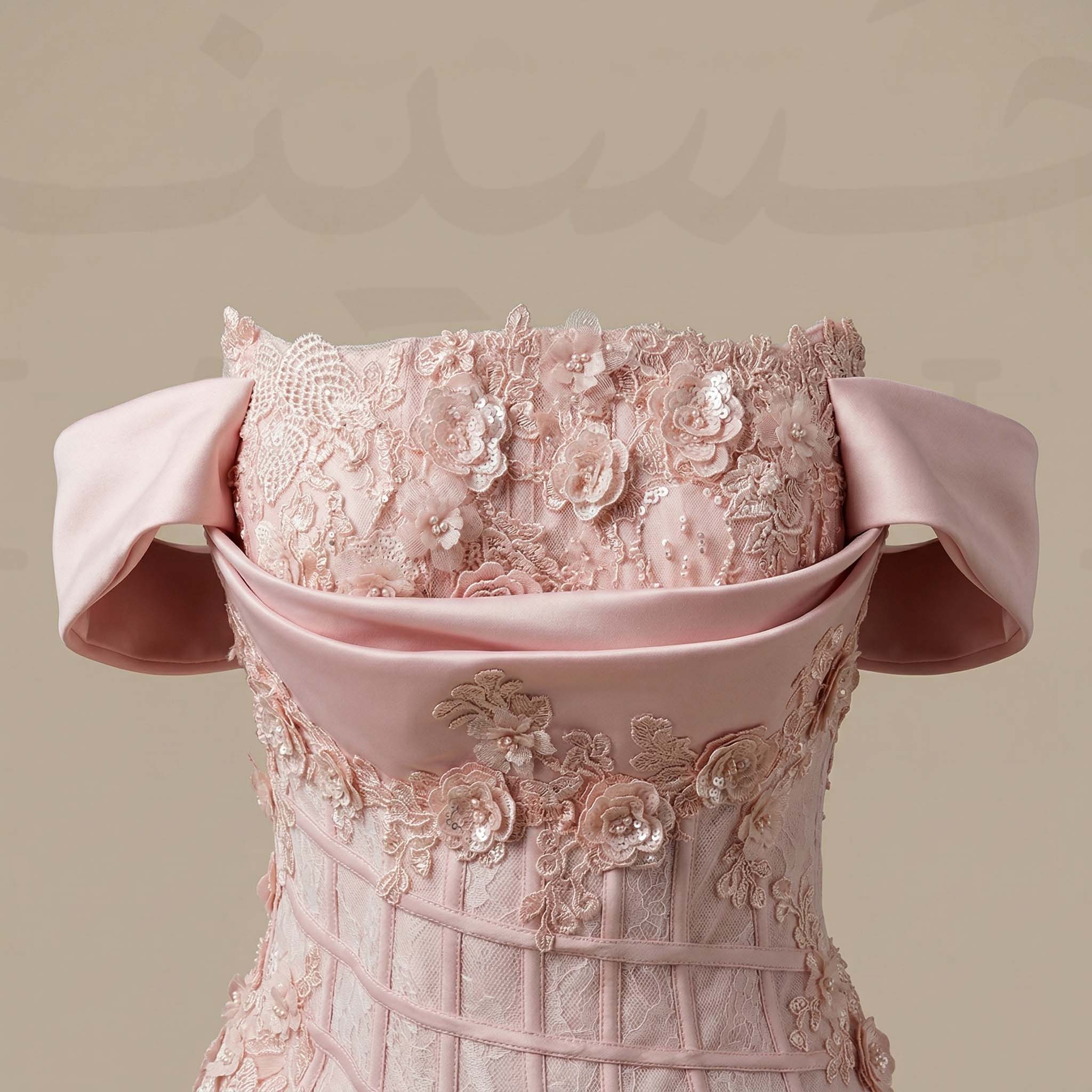 فستان سهرة وردي ناعم بتصميم كورسيه وتفاصيل دانتيل