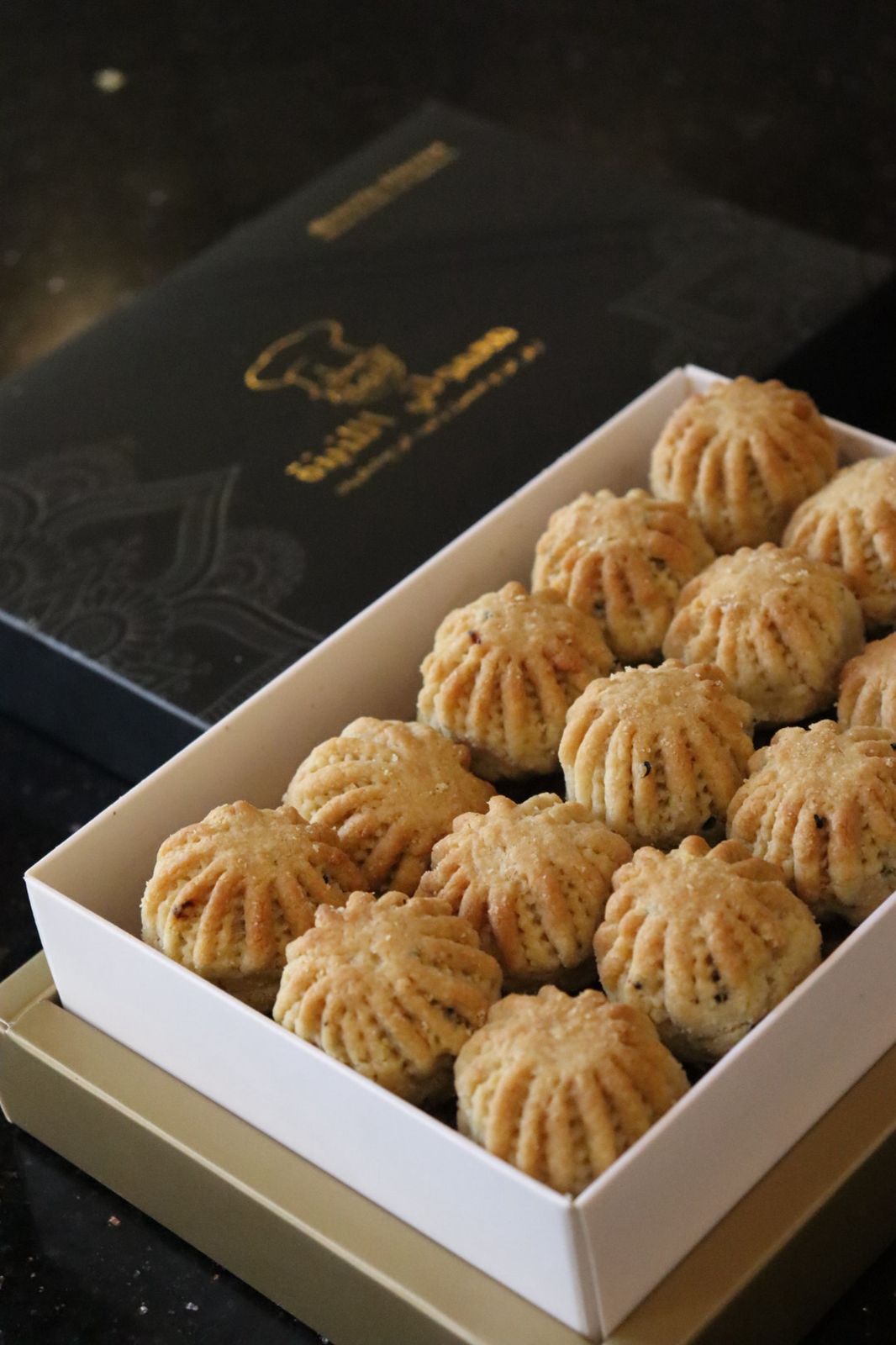 معمول منقش ابيض