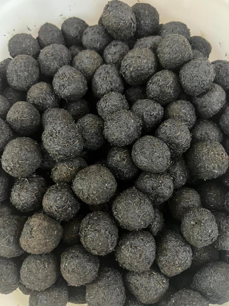 بخور معمول المجالس من المبارك للعطور وزن 32 غرام قطع دائرية من المعمول الأسود