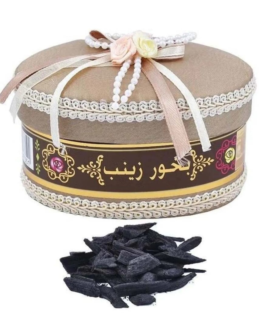 بخور زينب نوع المنتج بخور علبة دائرية مزينة بالدانتيل والأشرطة والورود وبجوارها قطع بخور سوداء