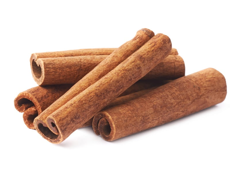 زيت عطري طبيعي أعواد قرفة بنية اللون
