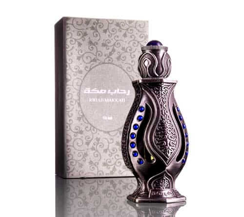 رحاب مكة عطر 15 مل مشعل عطرجي زجاجة عطر فضية مزينة باللون الأزرق مع علبة مزخرفة في الخلفية