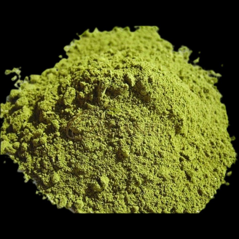 المبارك للعطور حناء يمني طبيعي 100 500 غم مسحوق الحناء الأخضر في وعاء أبيض مع أوراق نبات الحناء الخضراء