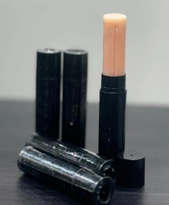 Natural lip balm Unspecified weight Black tubes with lip balms