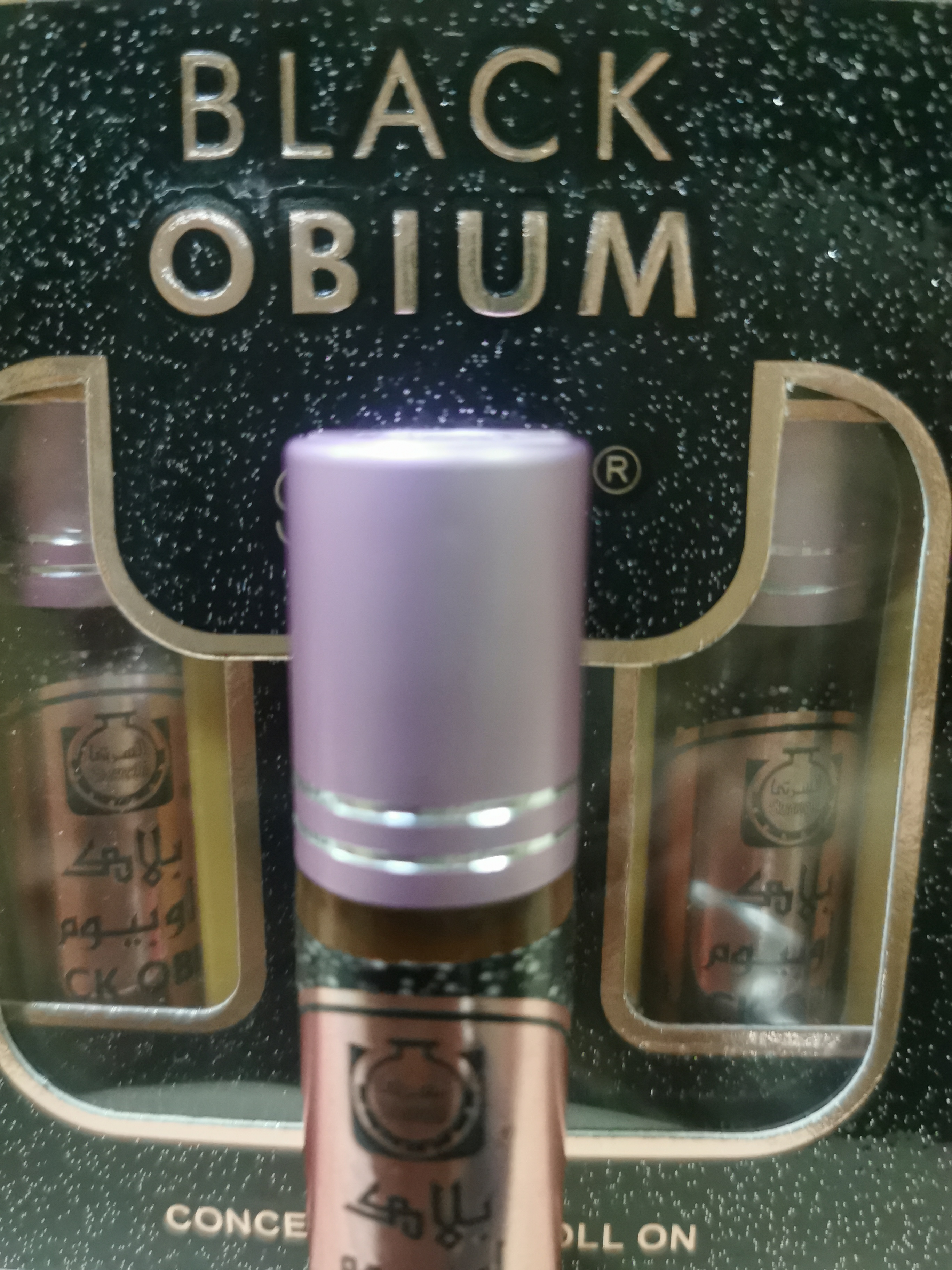 بلاك اوبيوم دهن عطري 6 مل السرتي صورة مقربة تظهر زجاجة دهن عطر معروضة داخل عبوتها الأنيقة