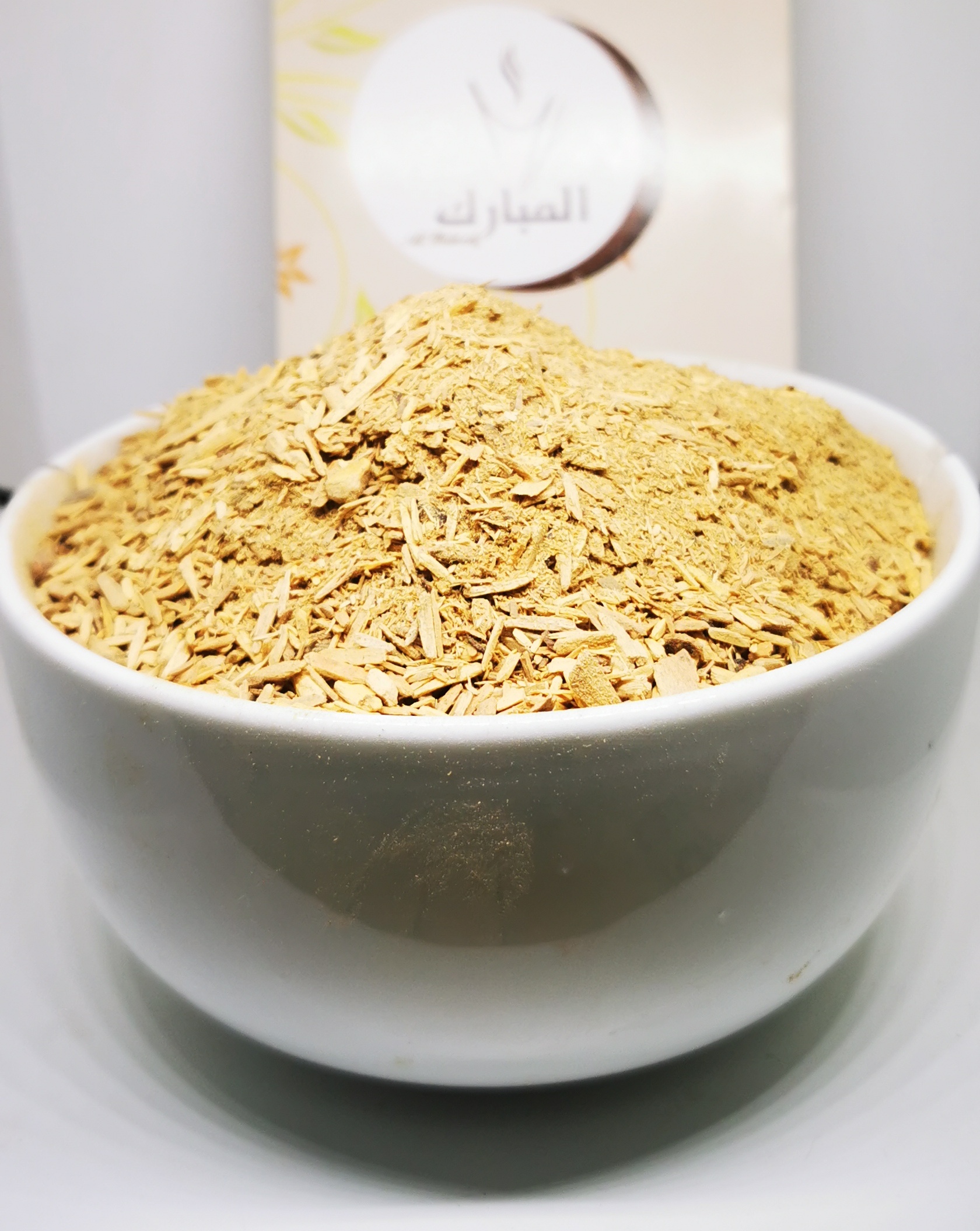خشب الصندل الأبيض شبه الناعم بخور 100 جرام المبارك للعطور وعاء أبيض مملوء برقائق خشب الصندل