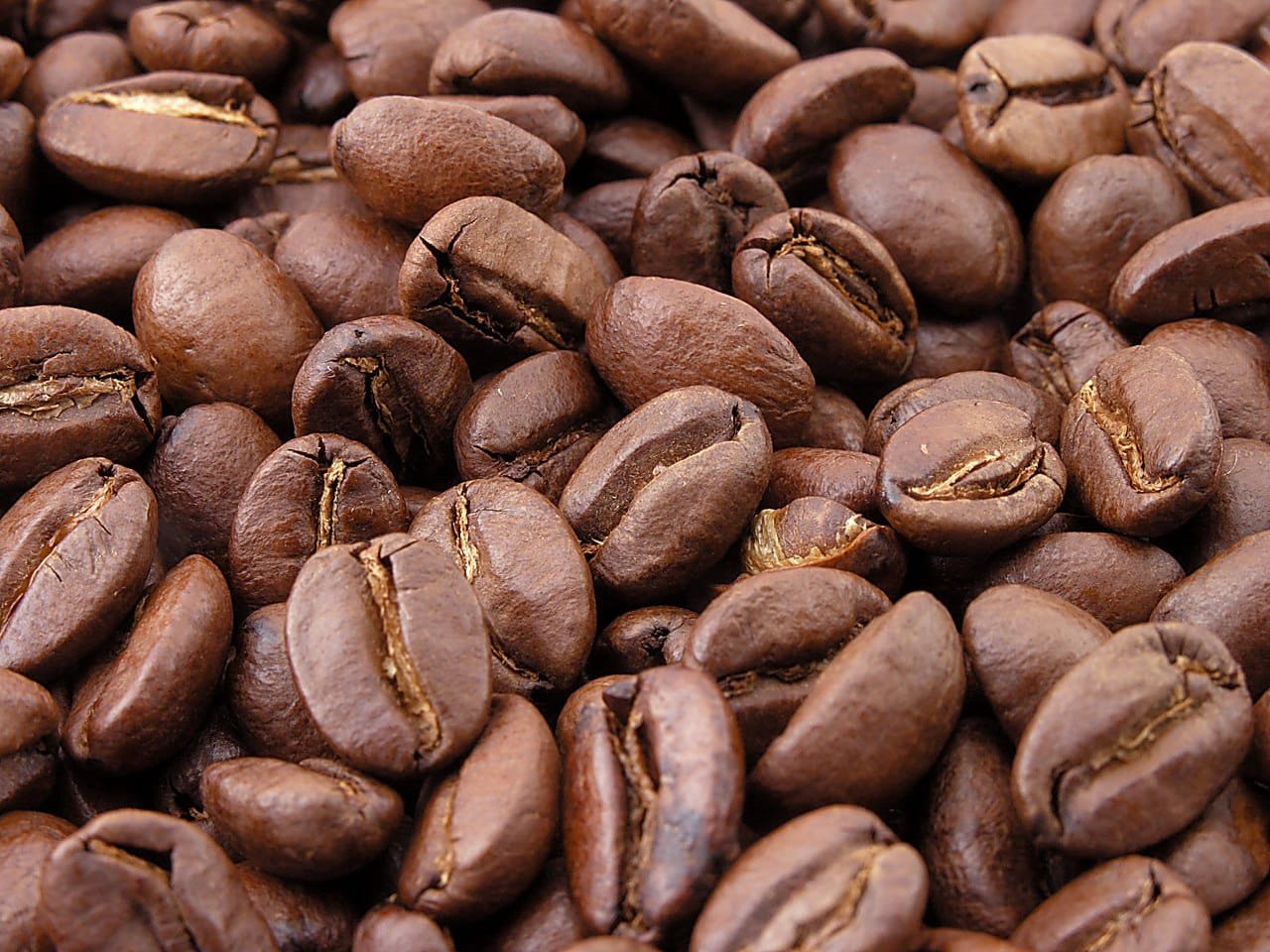 حبوب قهوة متناثرة