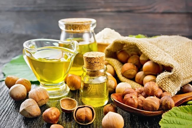 زيت البندق زيت طبيعي في زجاجات مع البندق في كيس