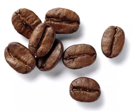 حبوب قهوة متناثرة