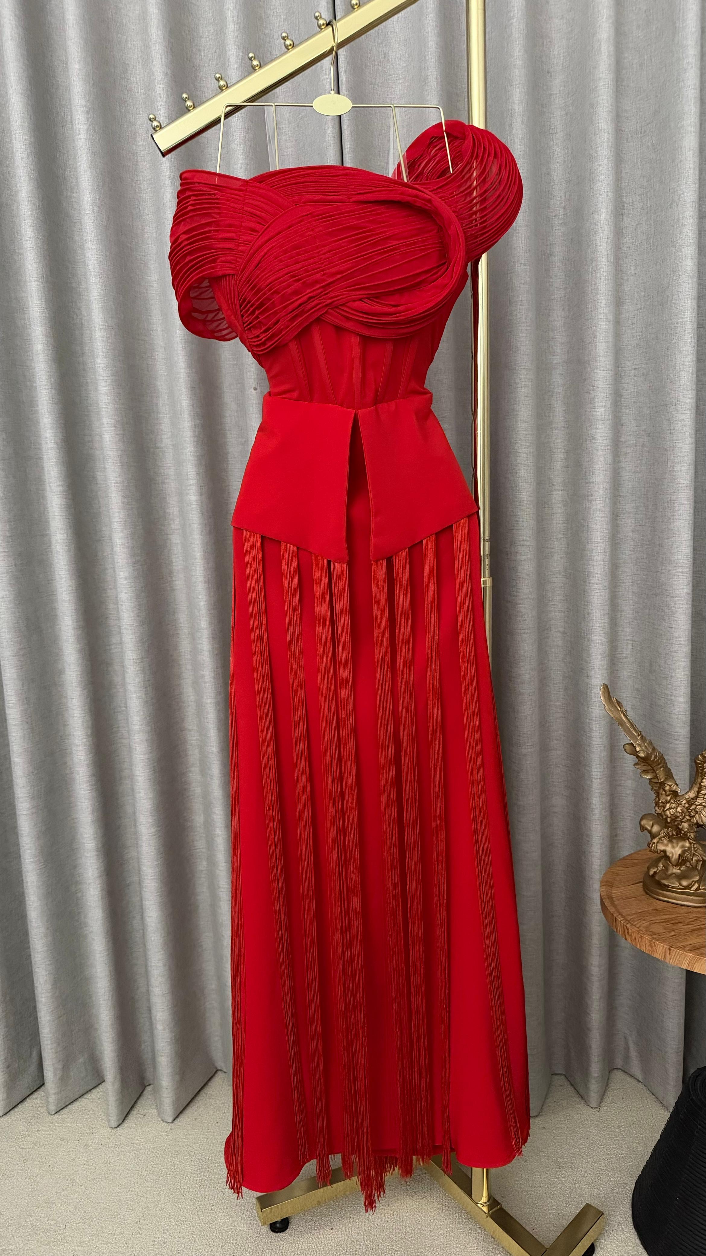  فستان احمر وتر 