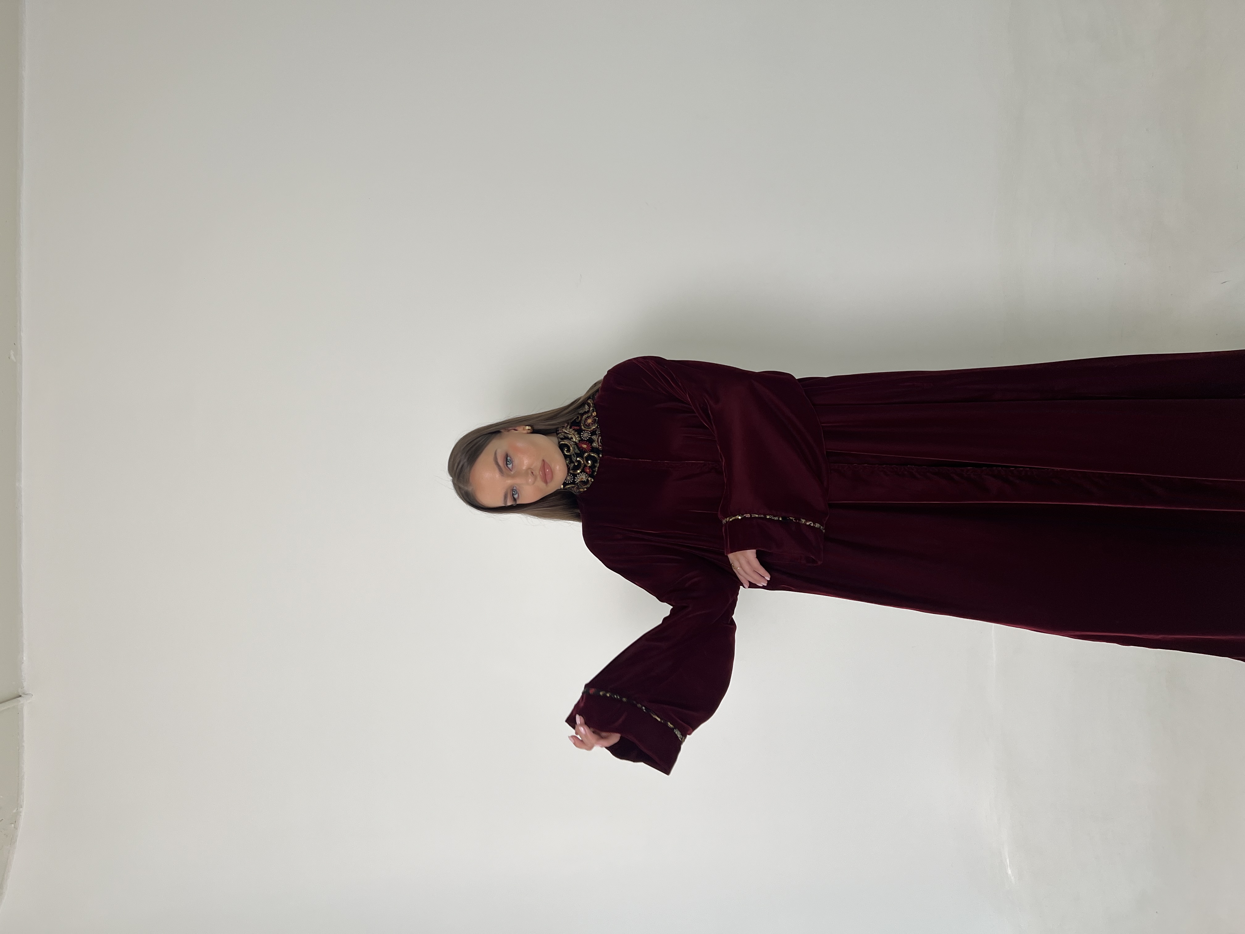 عباية مخمل مطرزة