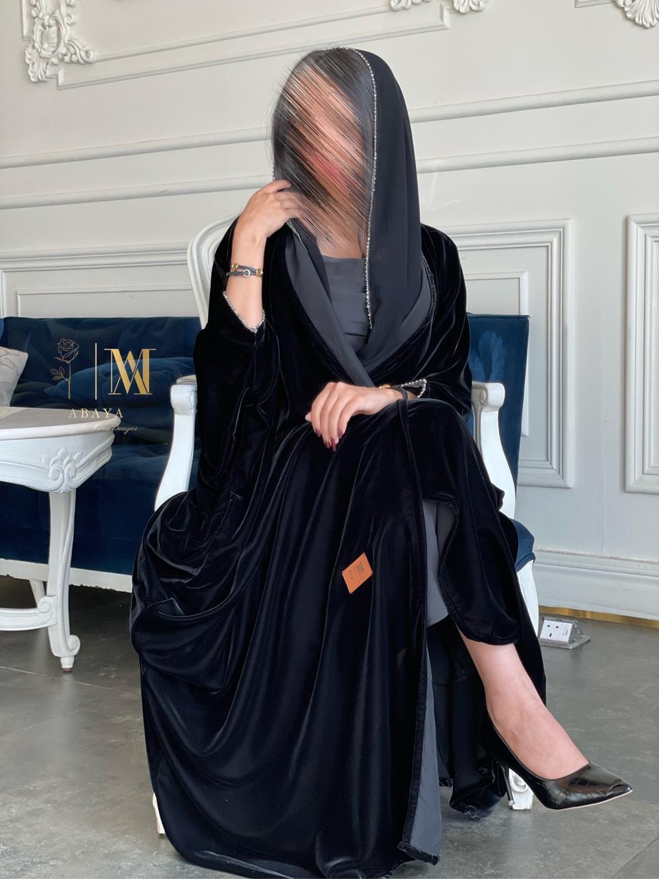 عبايه بشت سوداء