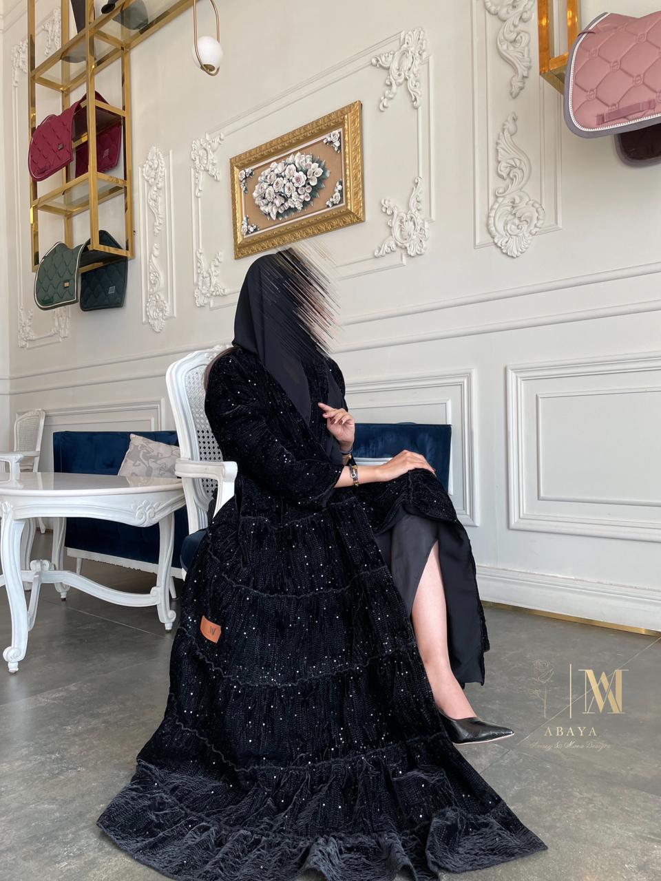 عباية مخمل مطرزة