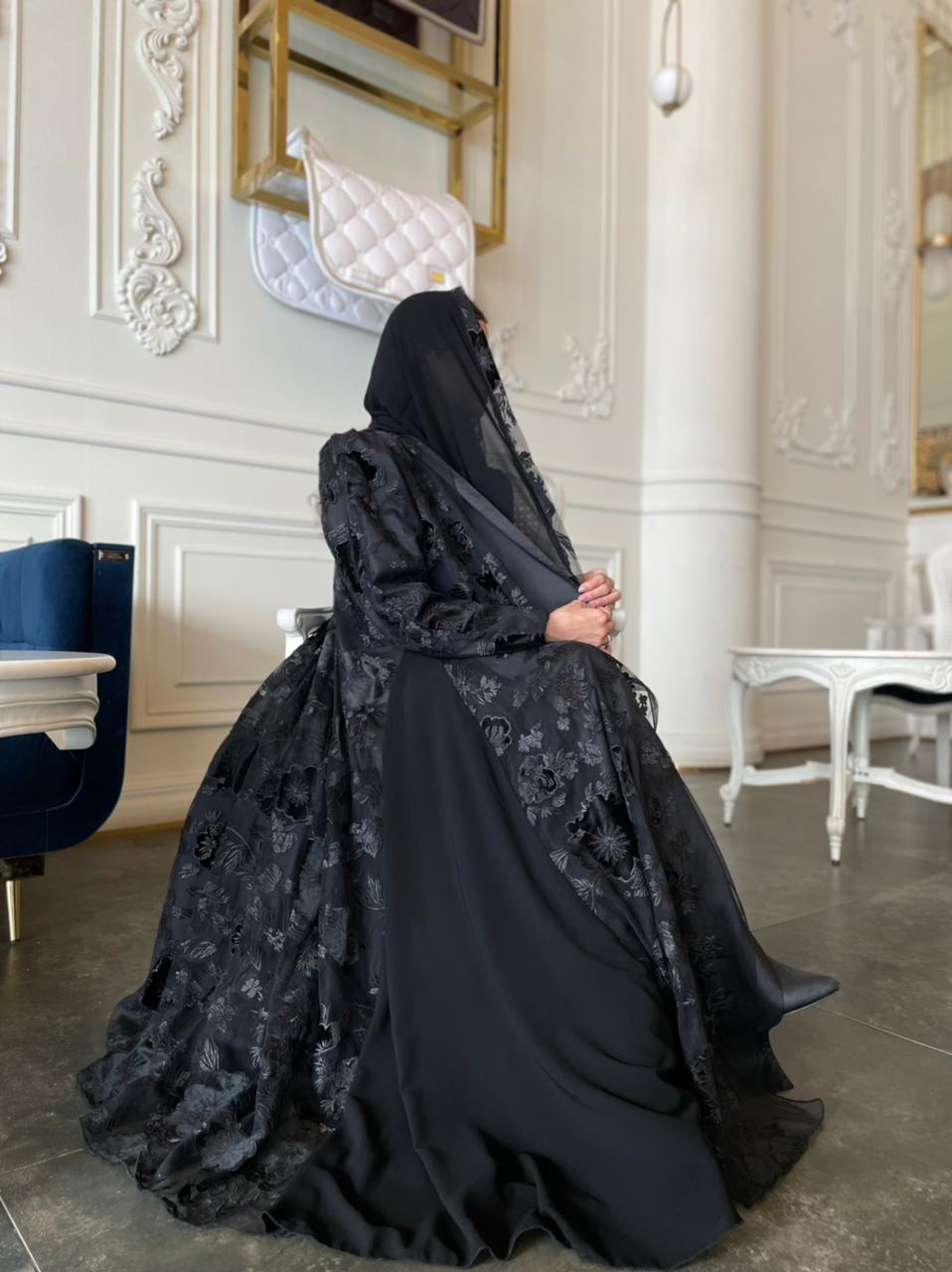 عباية مطرزة