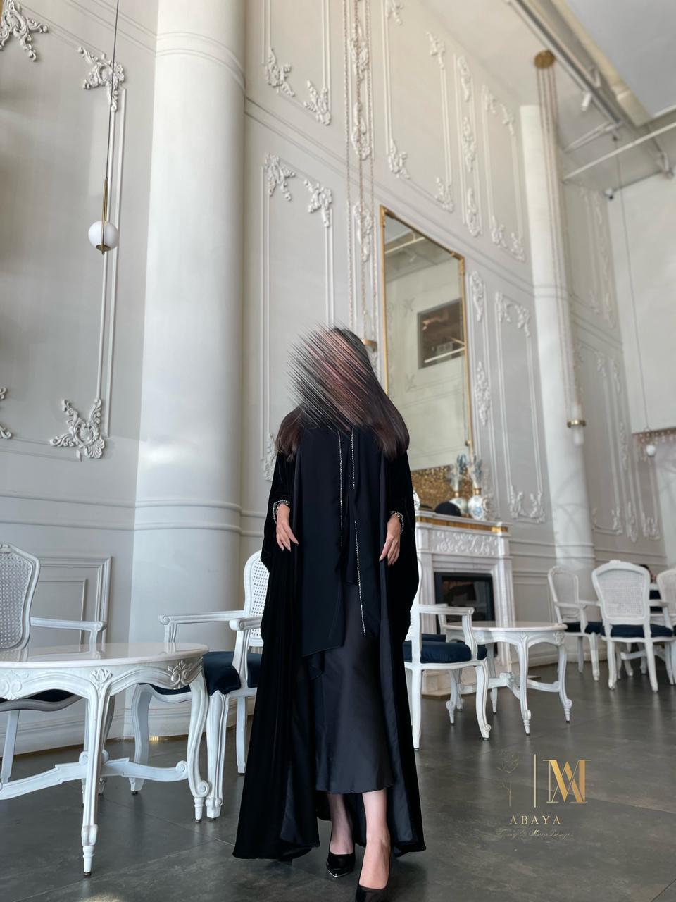 عبايه بشت سوداء