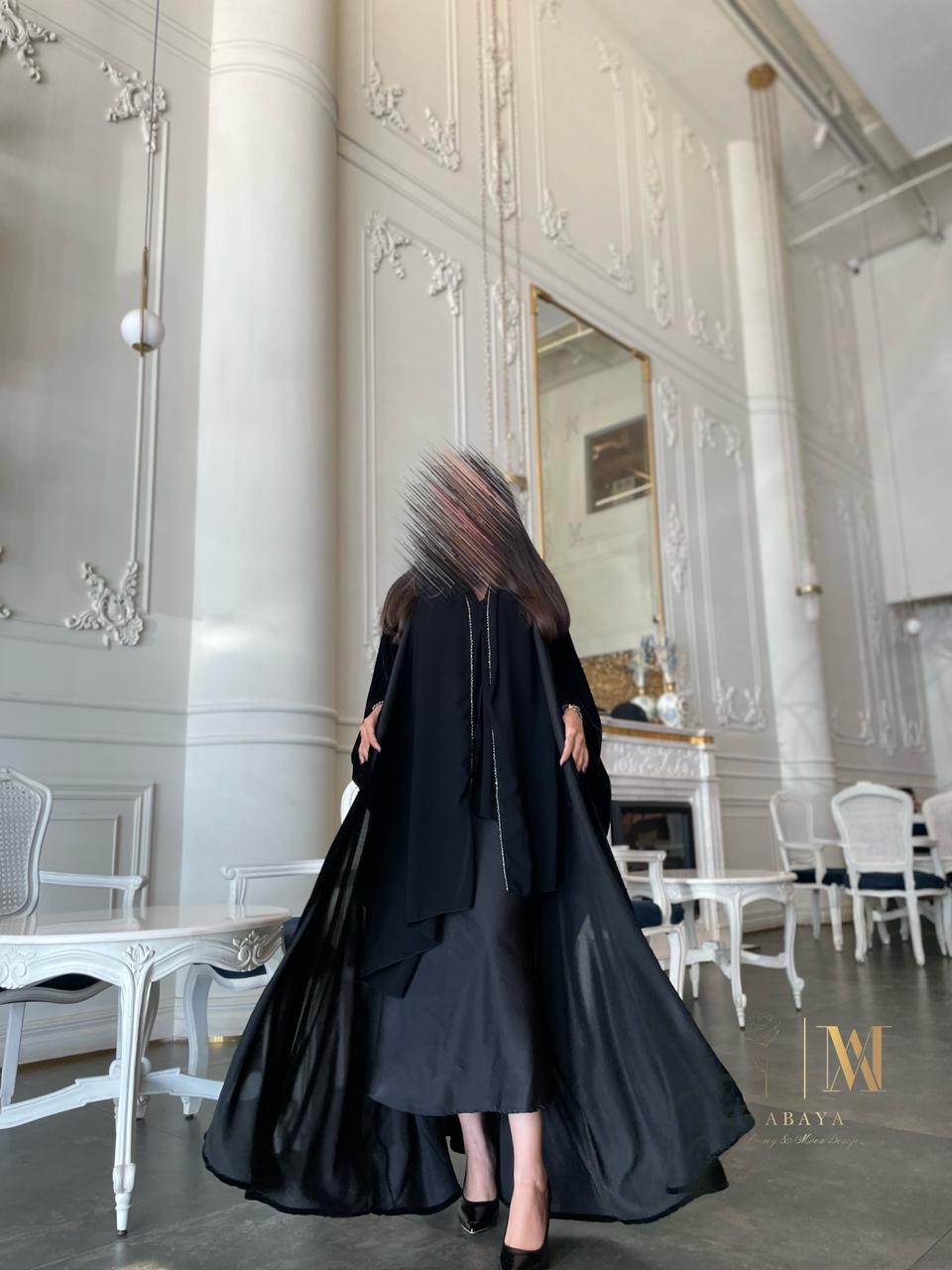 عبايه بشت سوداء