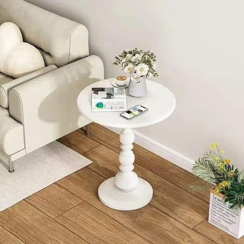  طاولة جانبية بتصميم كلاسيكي أنيق 