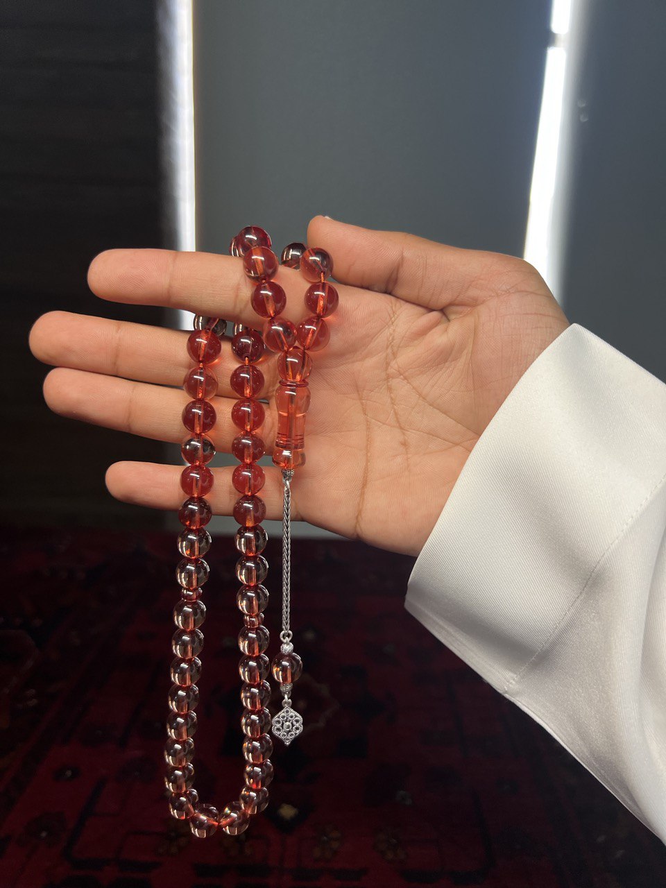 مسباح زعفراني برائحة عطرة مع طربزونة فضة عيار 925 بعدد 45 خرزة بمقاس 11 ملم