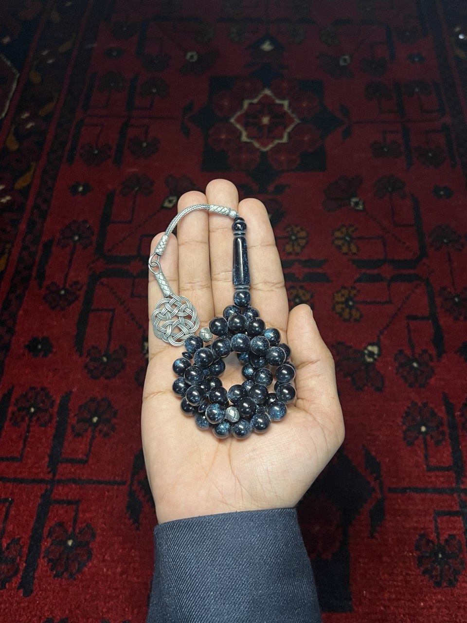 مسبحة بكلايت طربزونة بفواصل وكركوشة من الفضة عيار 925، لون كلاسيكي مميز، تحتوي على 45 خرزة بمقاس 10 ملم.