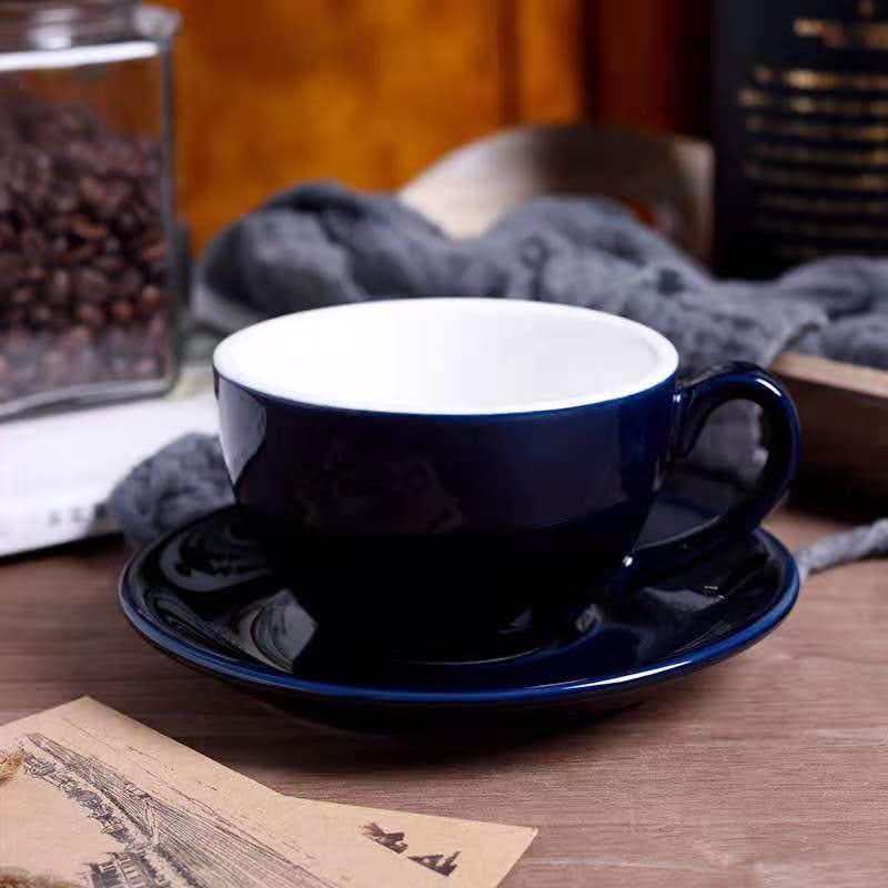 أكواب بألوان مميزة مع الصحن