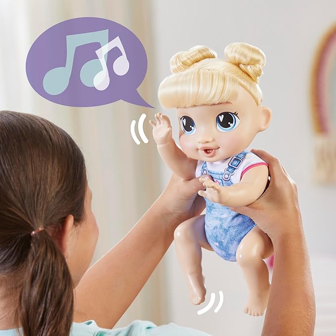 طفلة تتفاعل مع دمية رضيعة