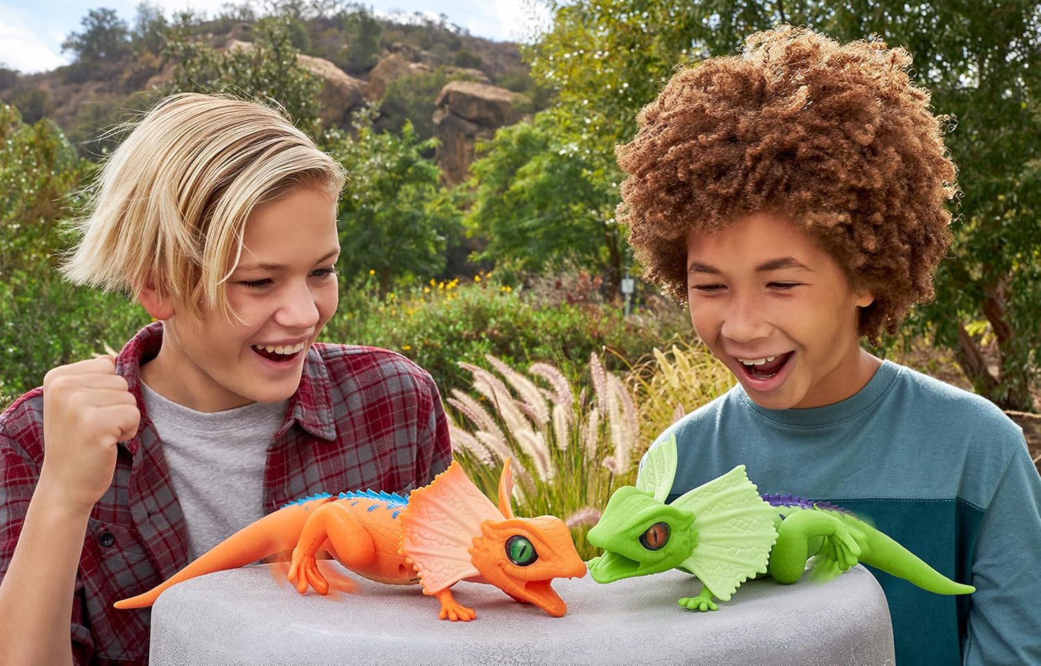 لعبة ديناصور برتقالي ملون مع علامة عدو