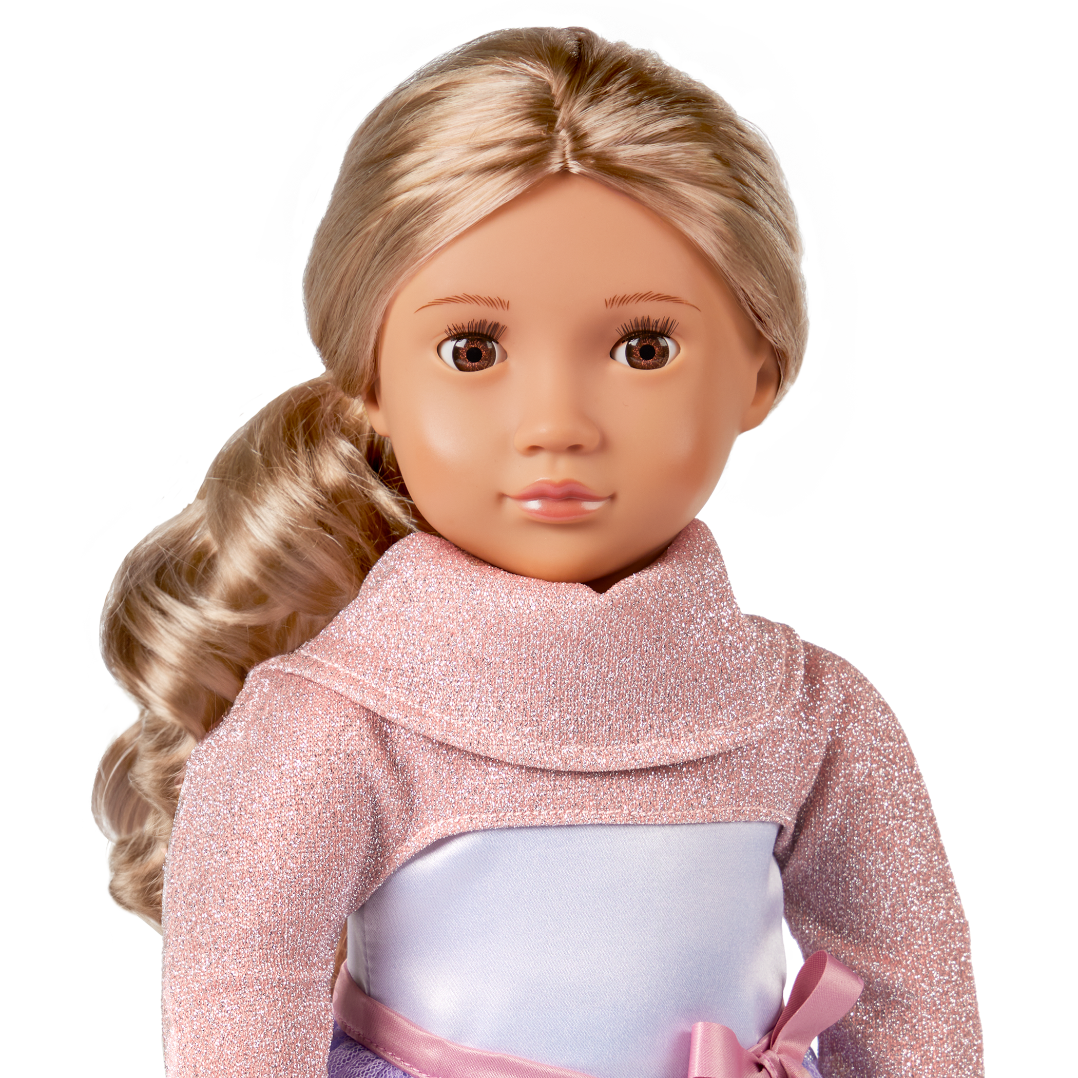 دمية صغيرة بشعر أشقر وملابس وردية وبنفسجية