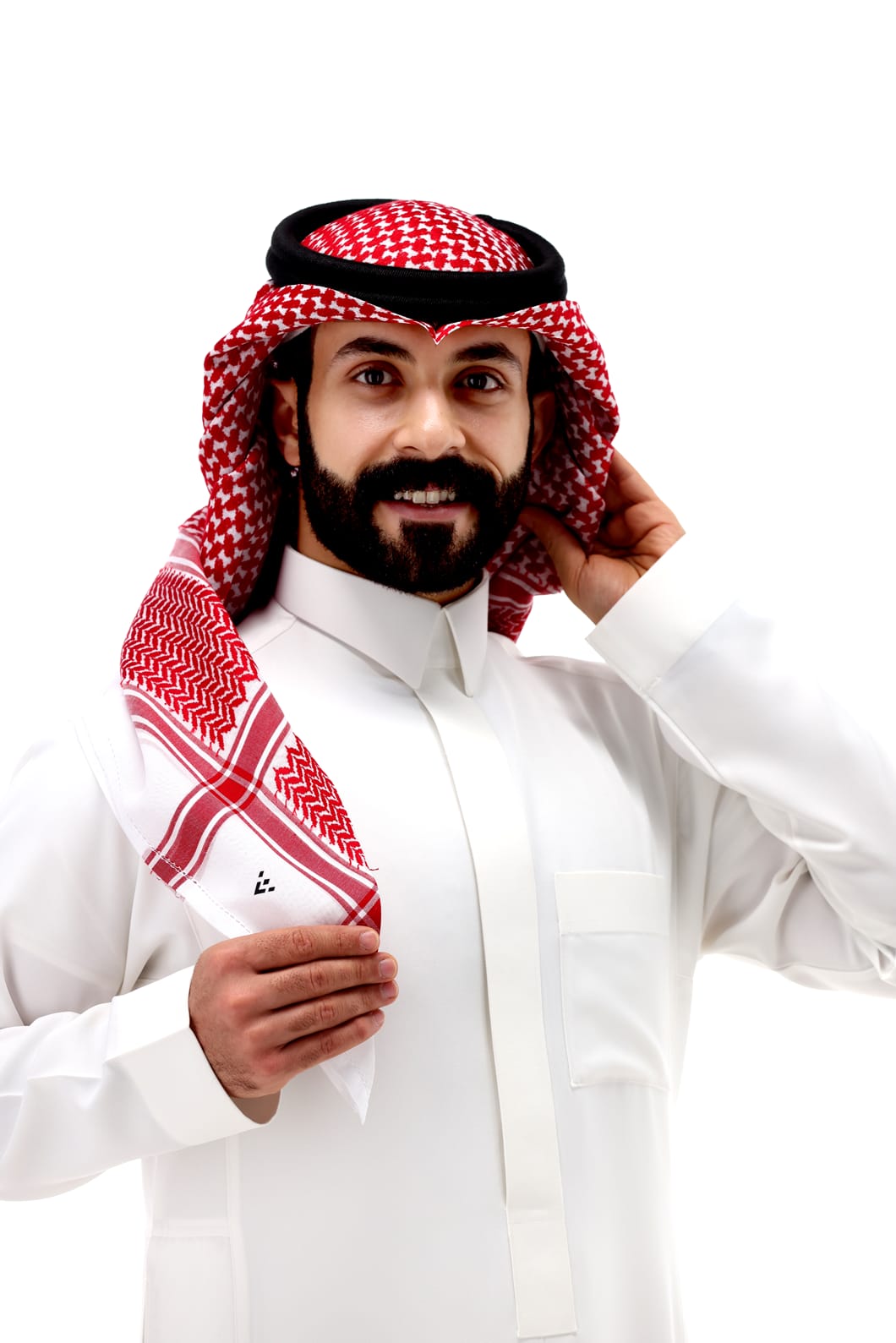 رجل يرتدي شماغ وعقال سعودي تقليدي بإطلالة أنيقة وفاخرة