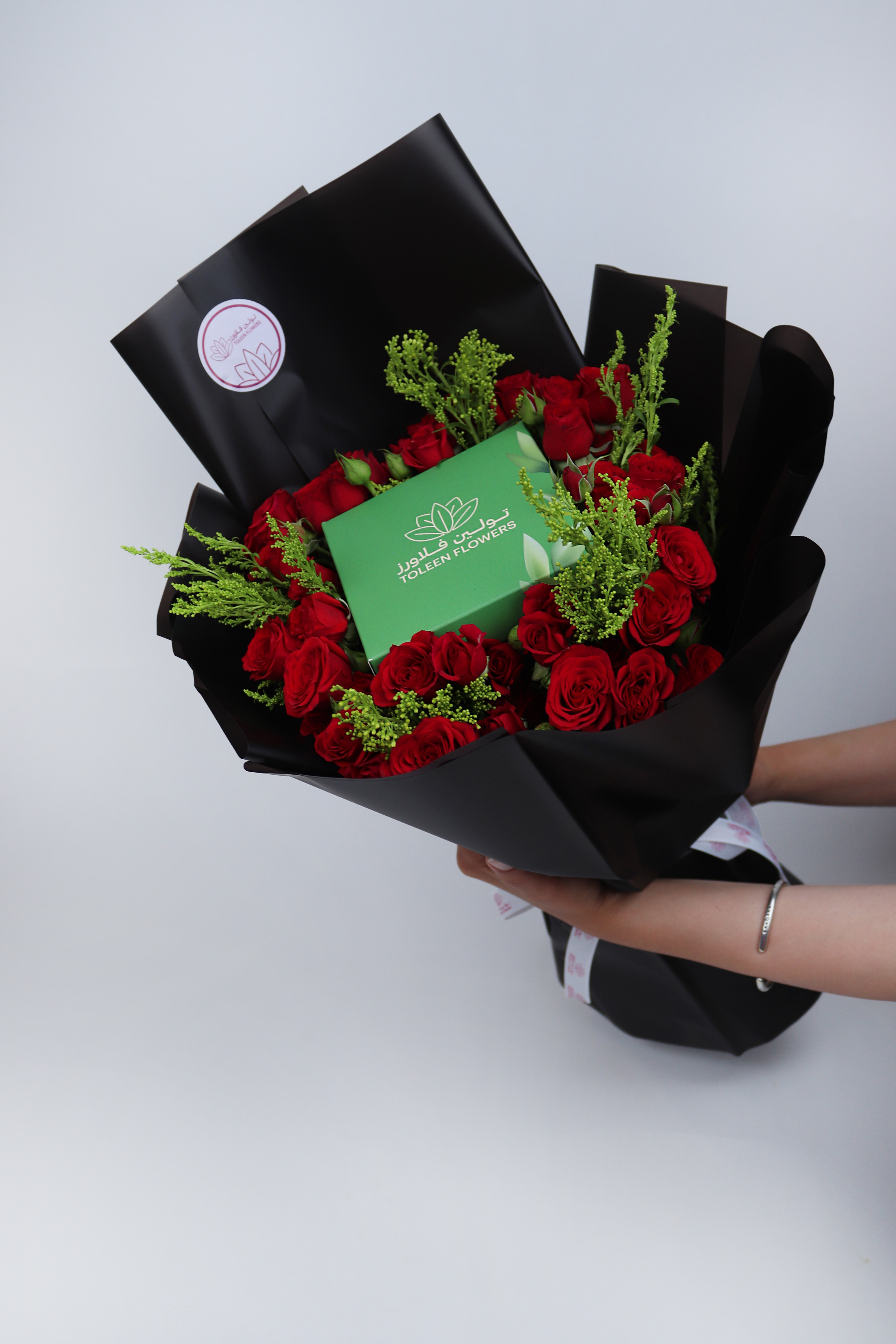  بوكية أحمر مع شوكولاتة تولين الفاخرة 