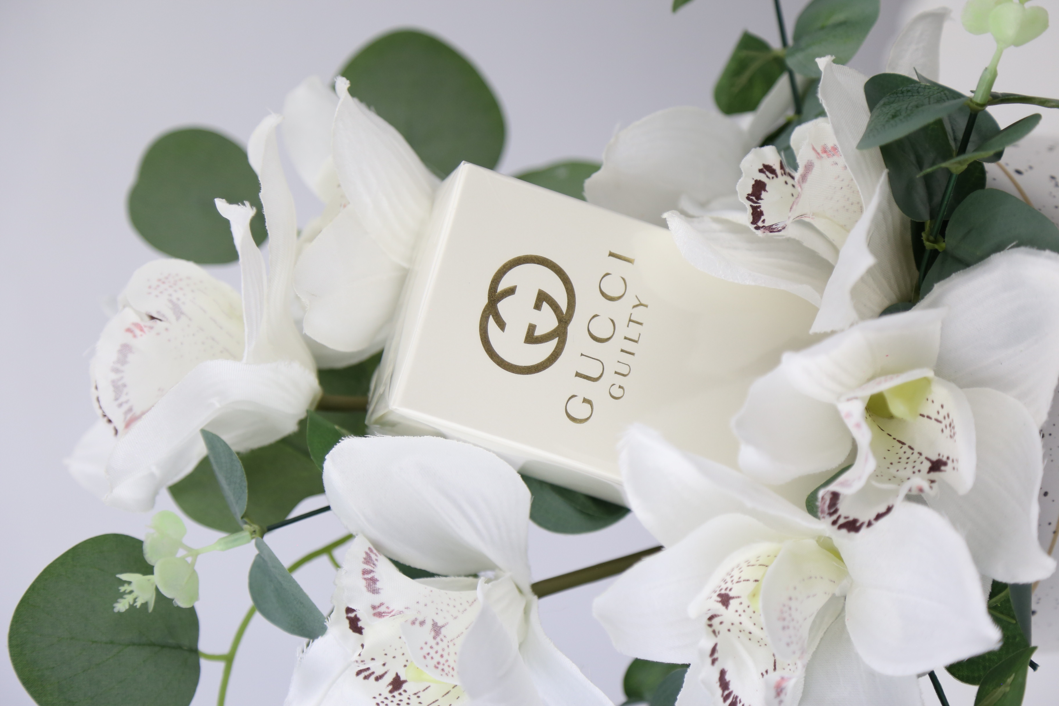  عطر غوتشي غيلتي للنساء وفازة أنيقة 
