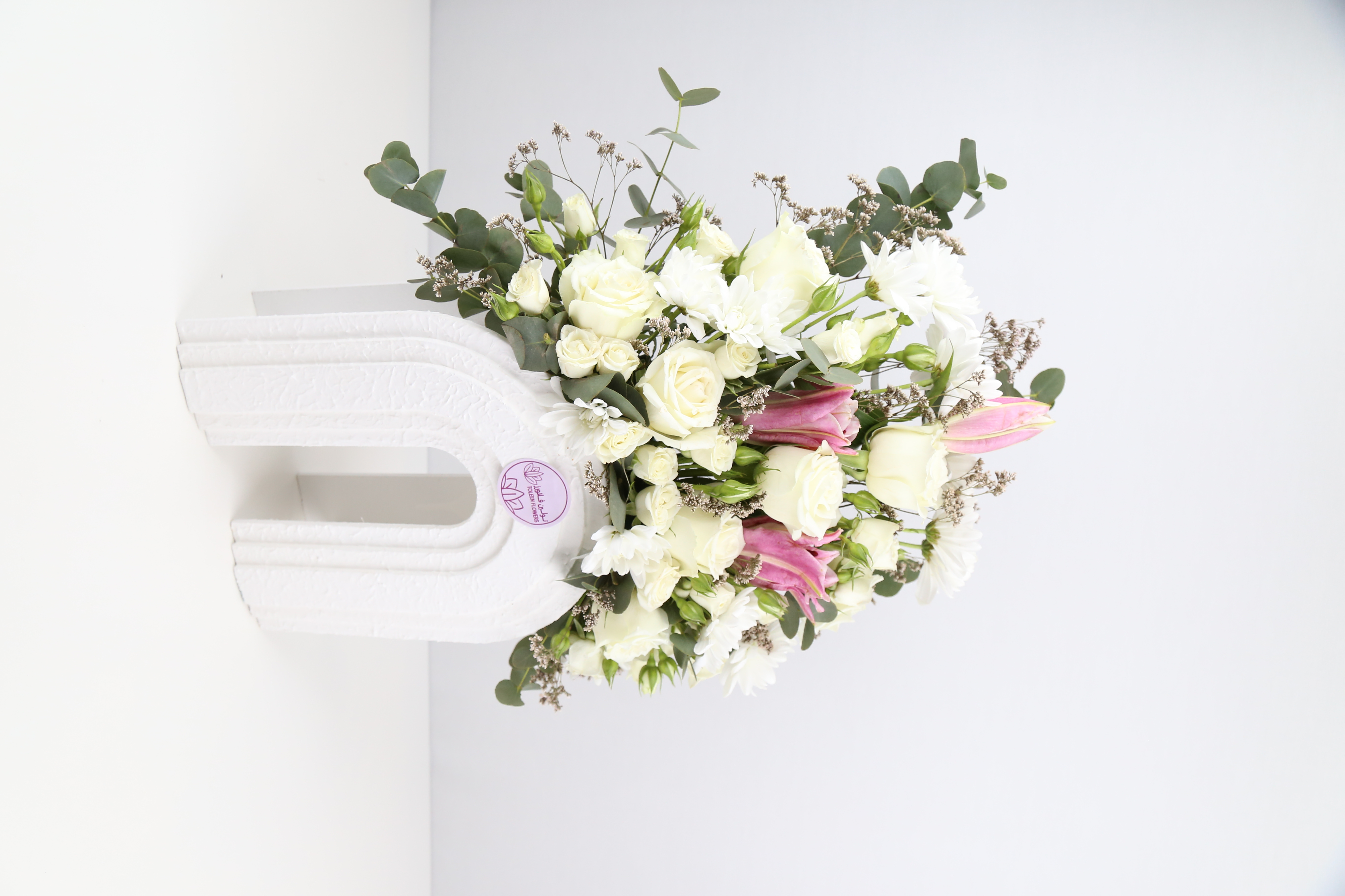  Elegant stand arranged with flowers 