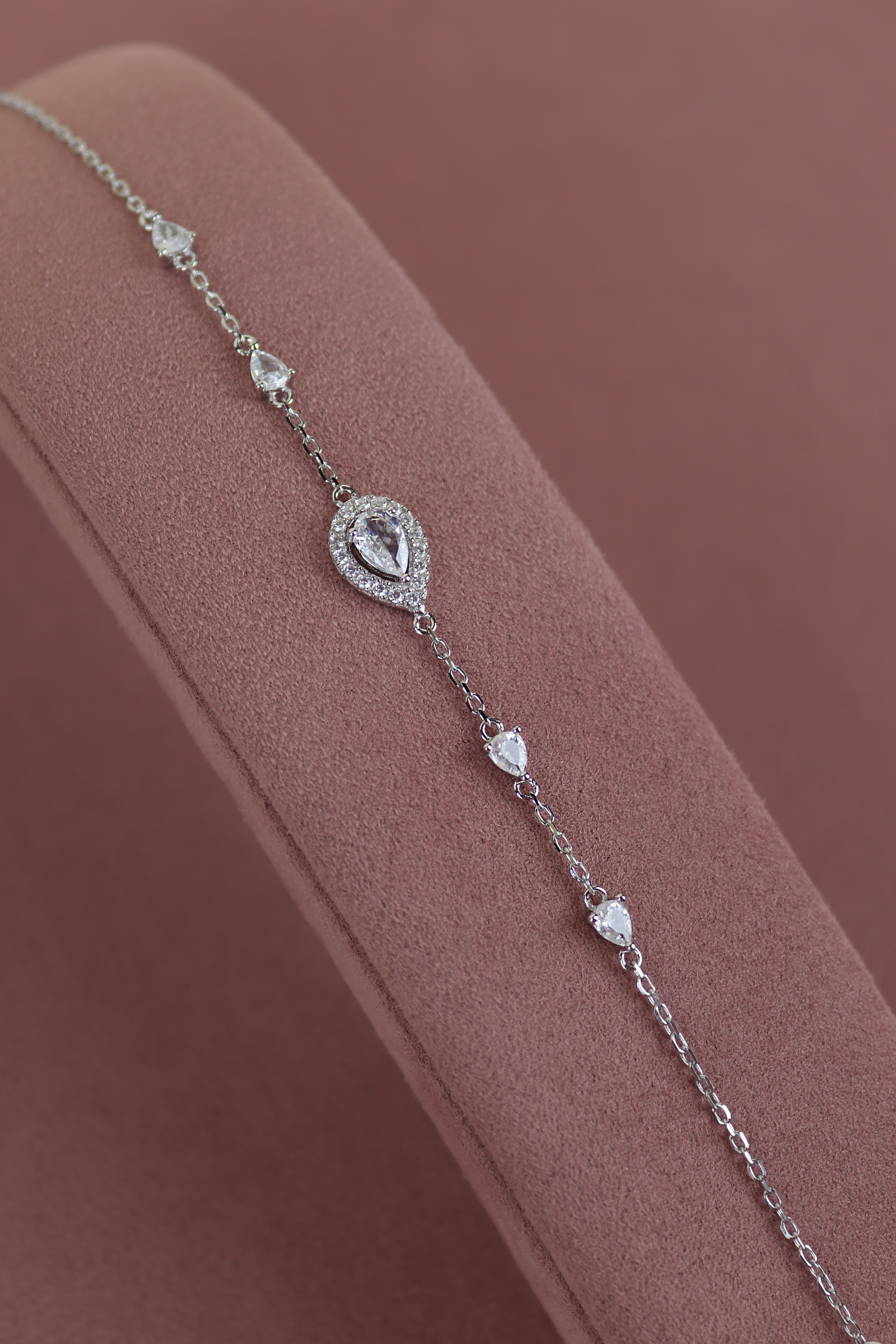 The bracelet of a woman's touch 