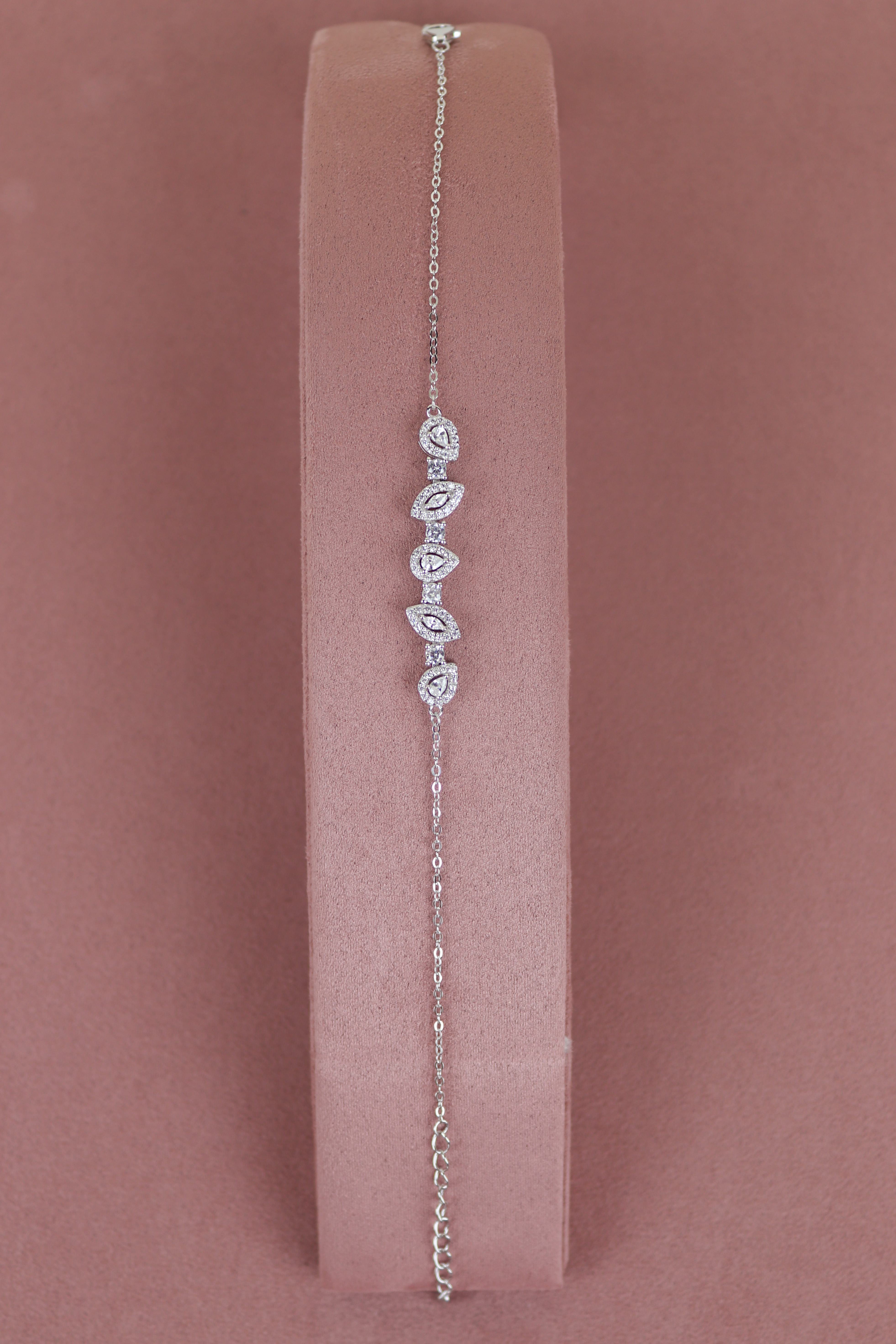  A bracelet with a distinctive flower arrangement 