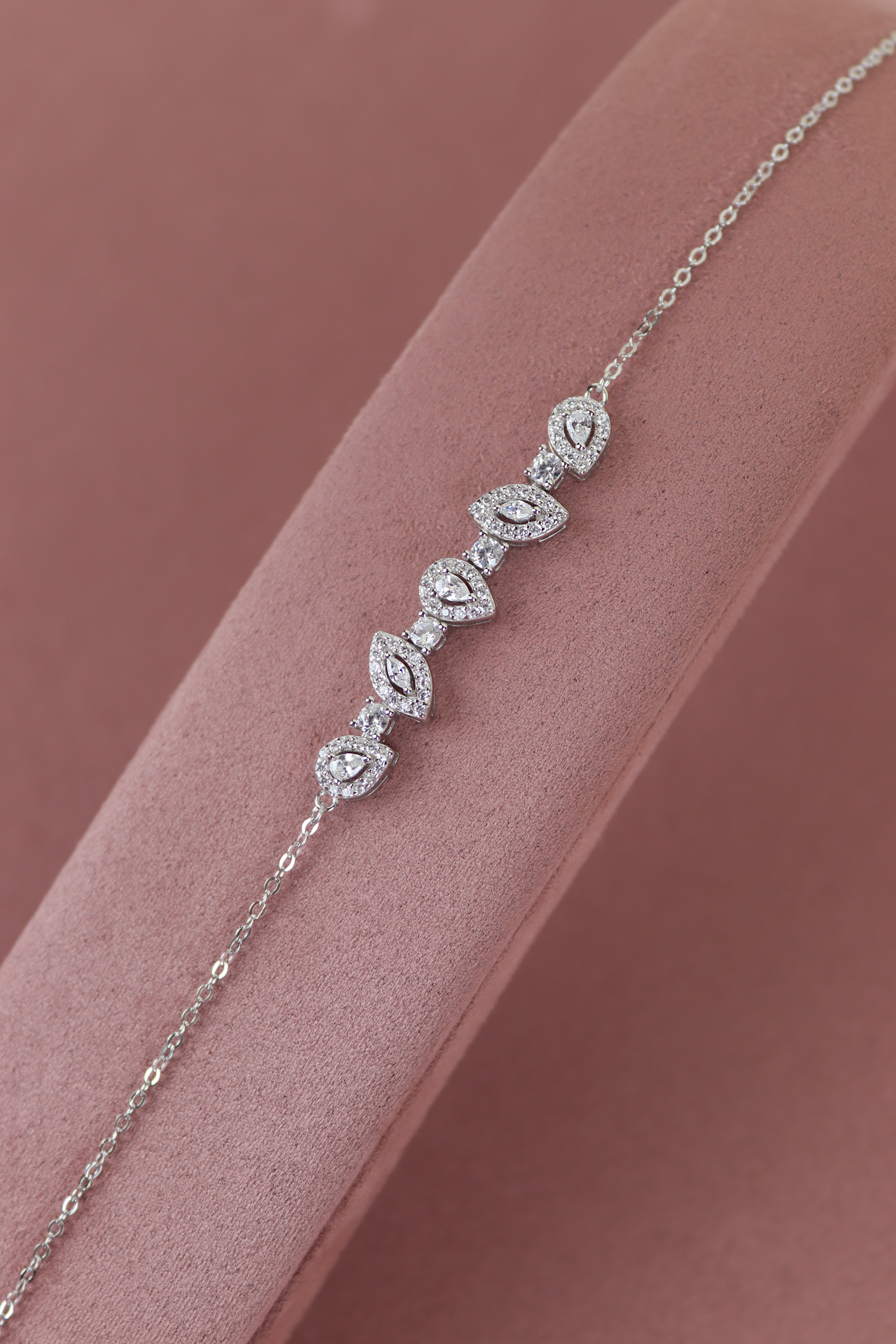  A bracelet with a distinctive flower arrangement 