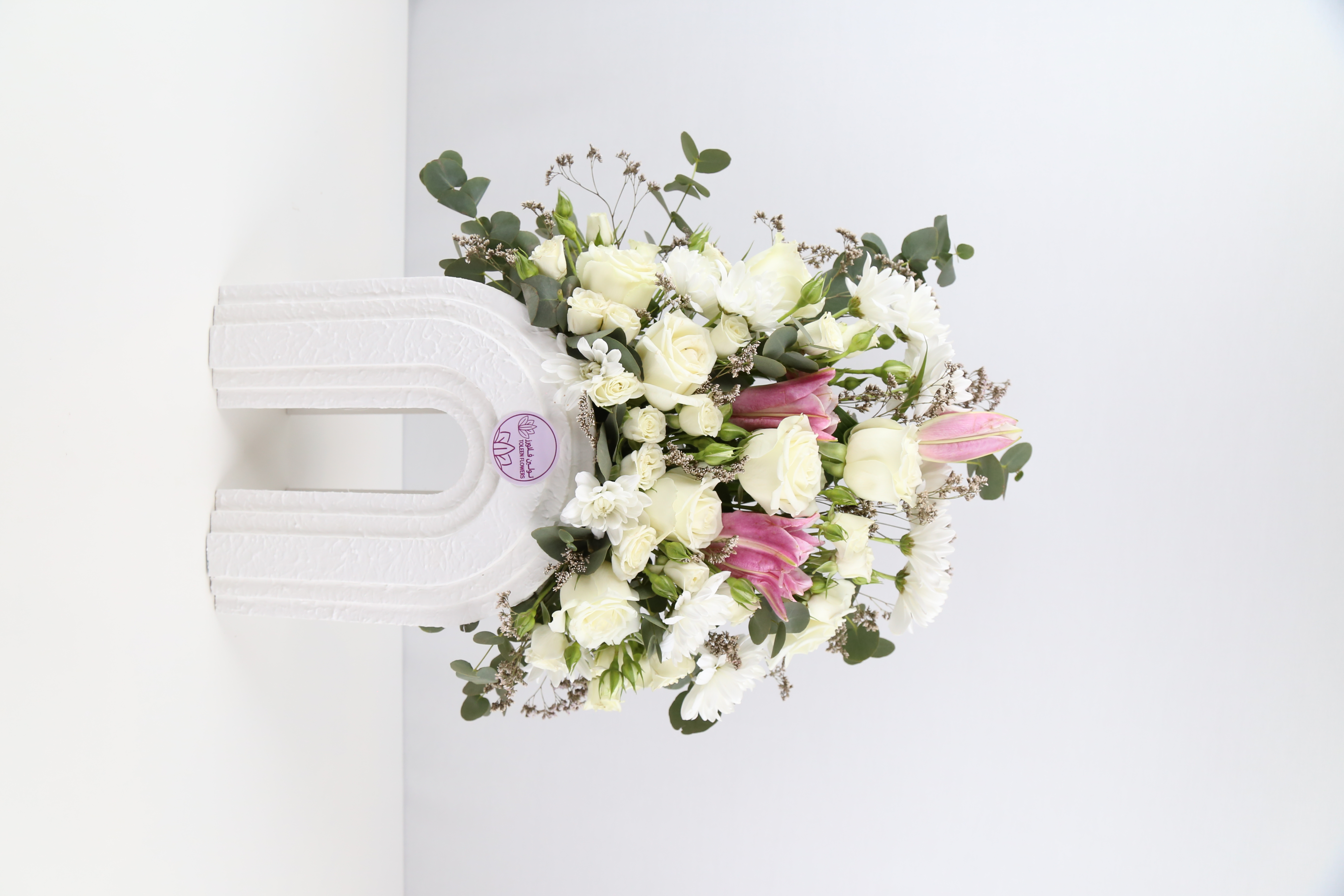  Elegant stand arranged with flowers 