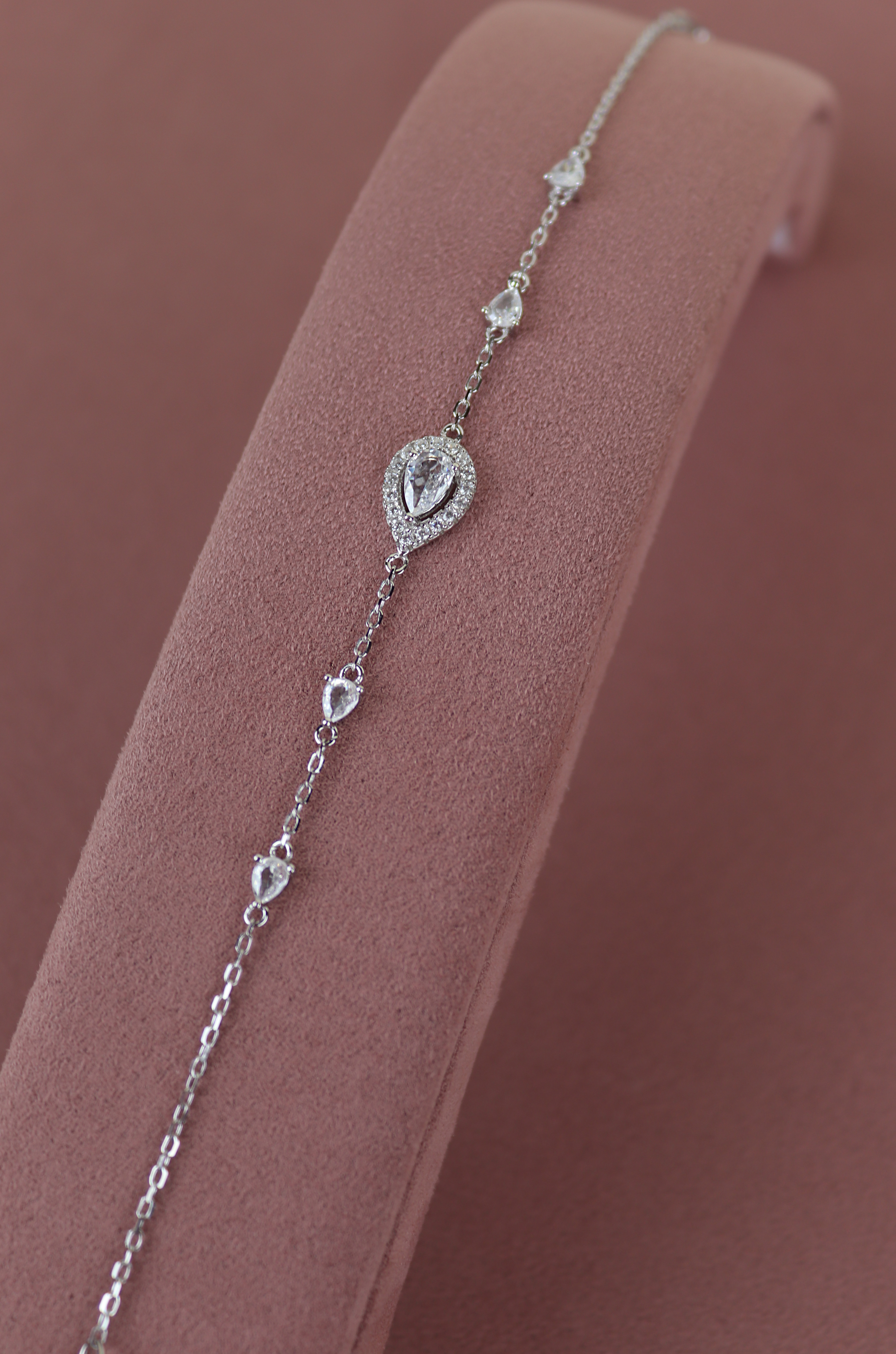  The bracelet of a woman's touch 