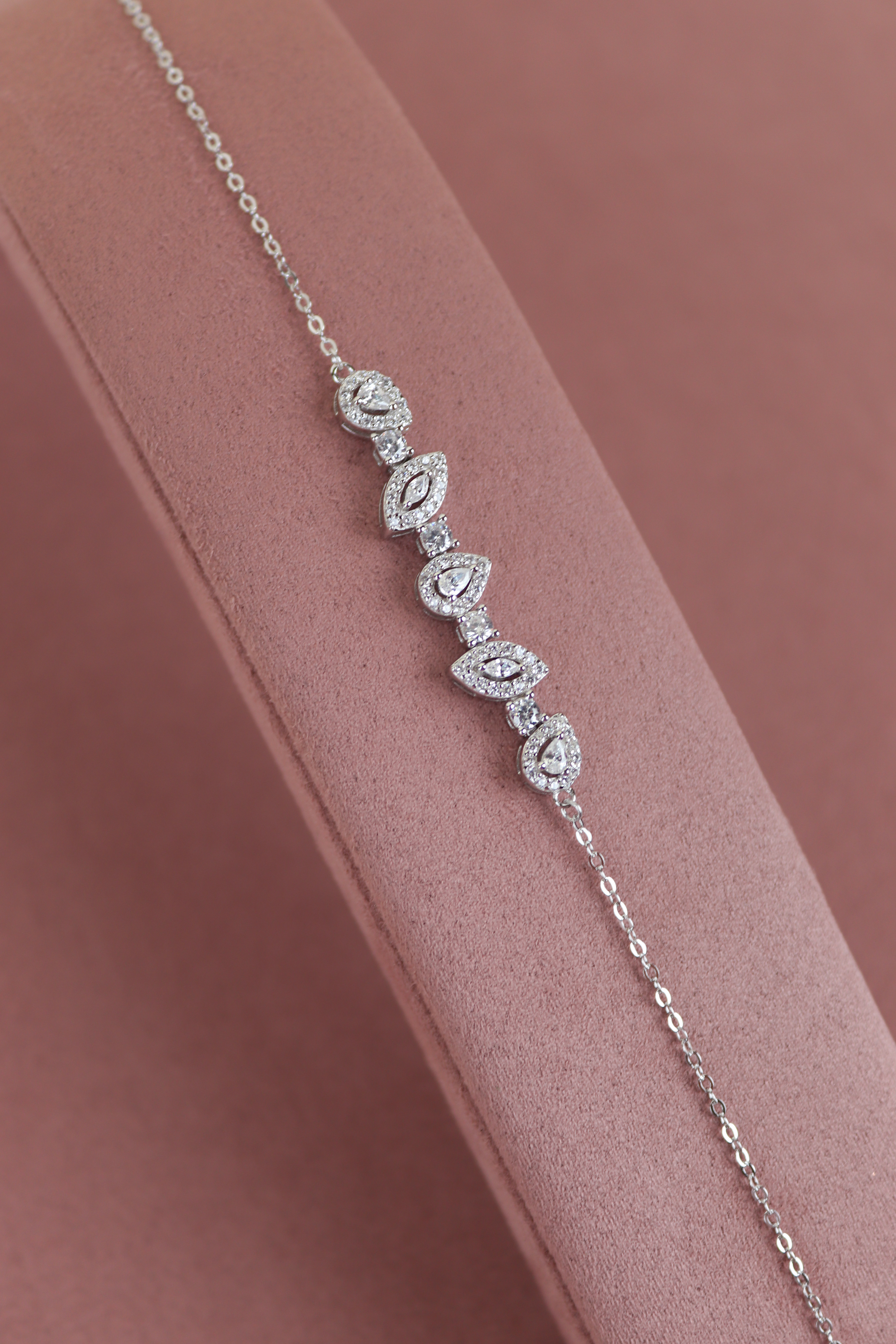  A bracelet with a distinctive flower arrangement 