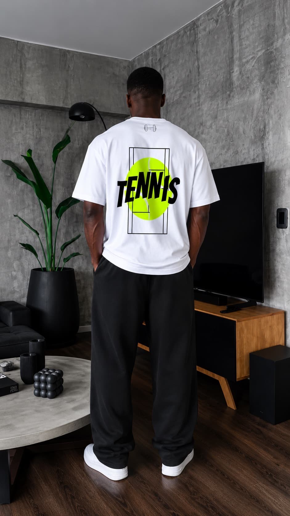 تيشيرت NOVUS BRAND Tennis Pulse أبيض - منظر خلفي على موديل يوضح تصميم Tennis الخلفي