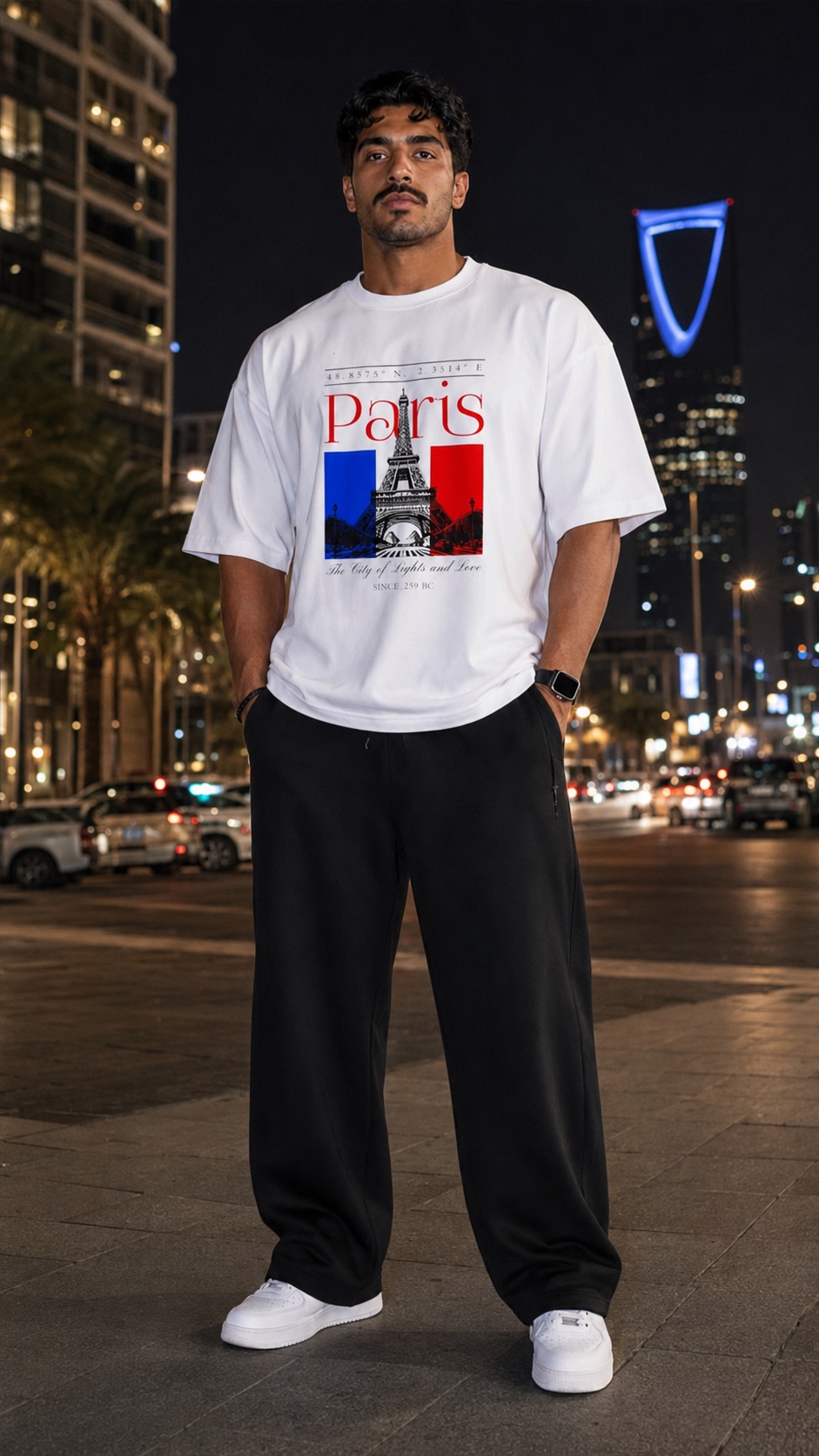 تيشيرت NOVUS BRAND Paris Street أبيض - منظر أمامي على موديل في أجواء حضرية ليلية